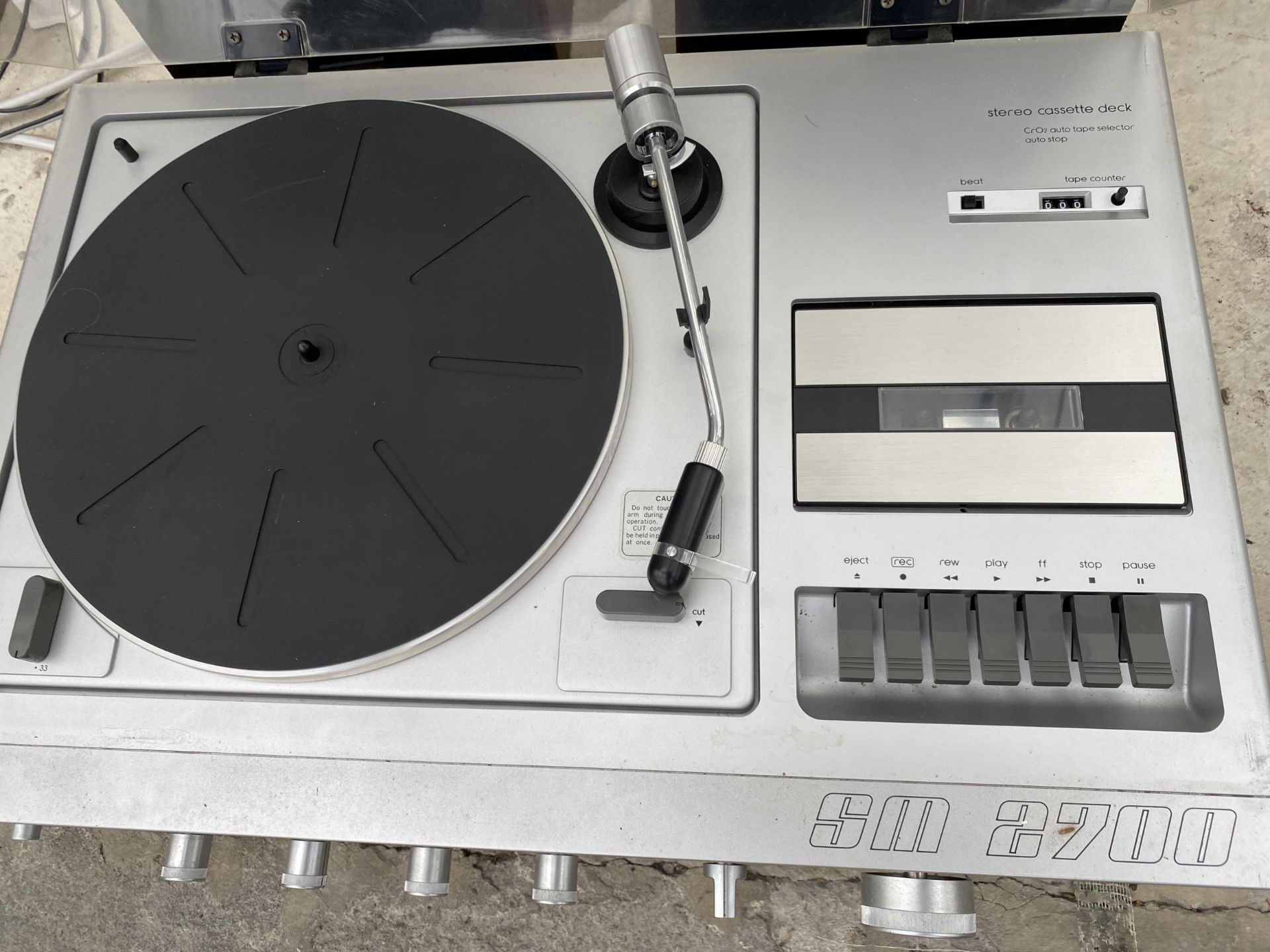 A TOSHIBA SM 2700 RECORD PLAYER AND A PAIR OF WOODEN CASED SPEAKERS - Bild 3 aus 3