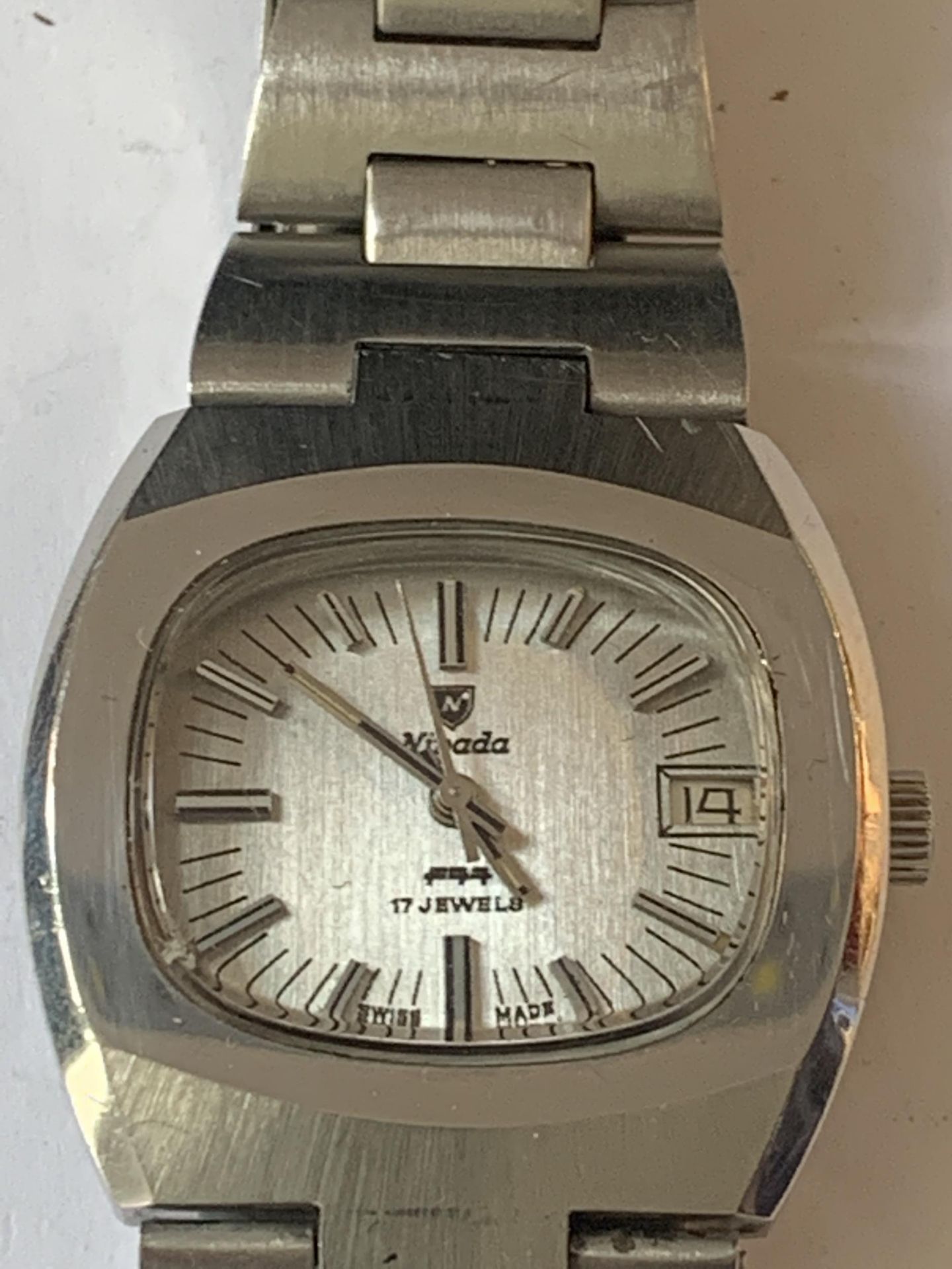 A VINTAGE NIVADA WRIST WATCH WITH ORIGINAL BRACELET. MANUAL SEEN WORKING BUT NO WARRANTY - Image 2 of 3