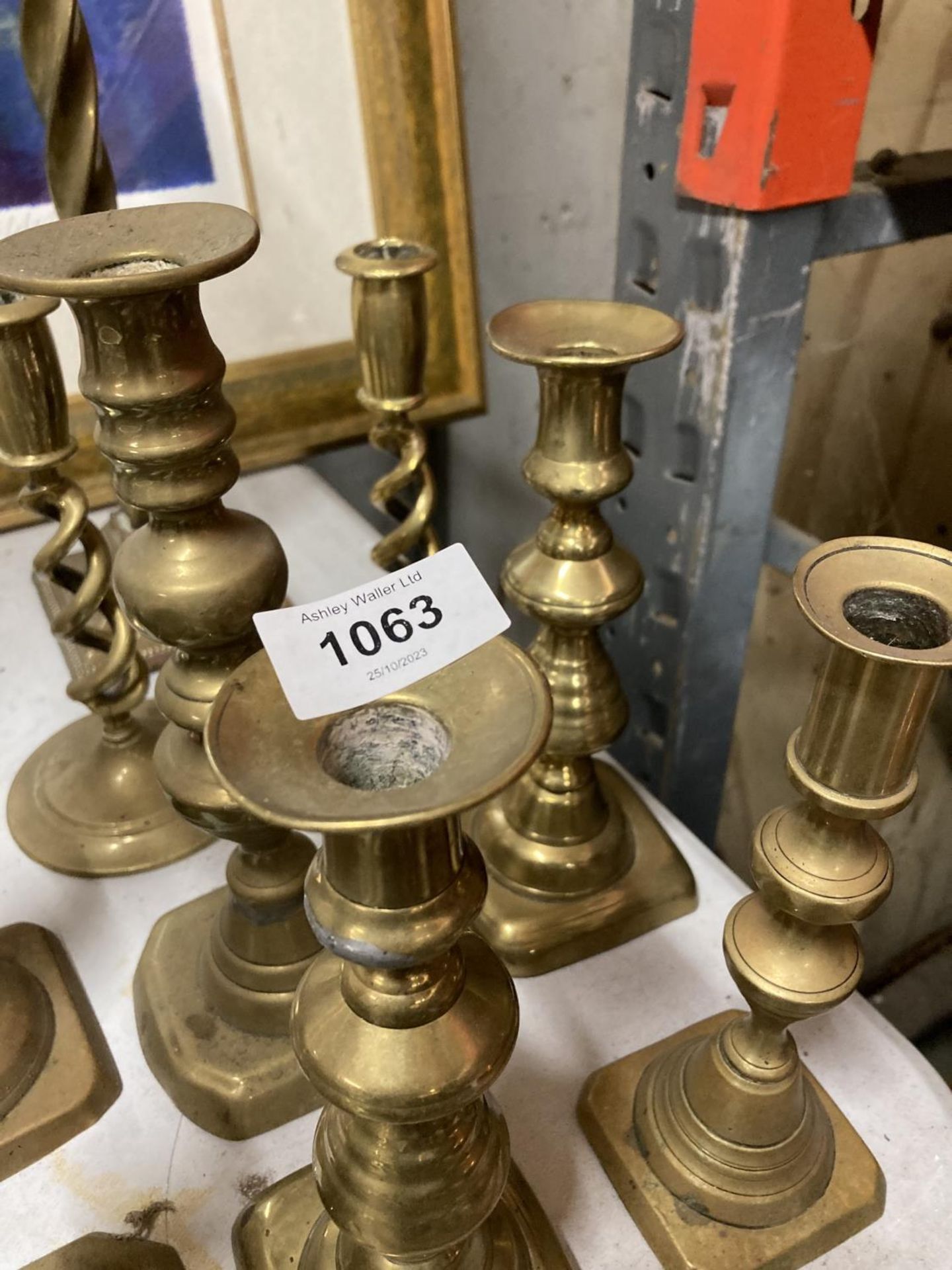 A LARGE QUANTITY OF VINTAGE BRASS CANDLESTICKS - Image 3 of 4