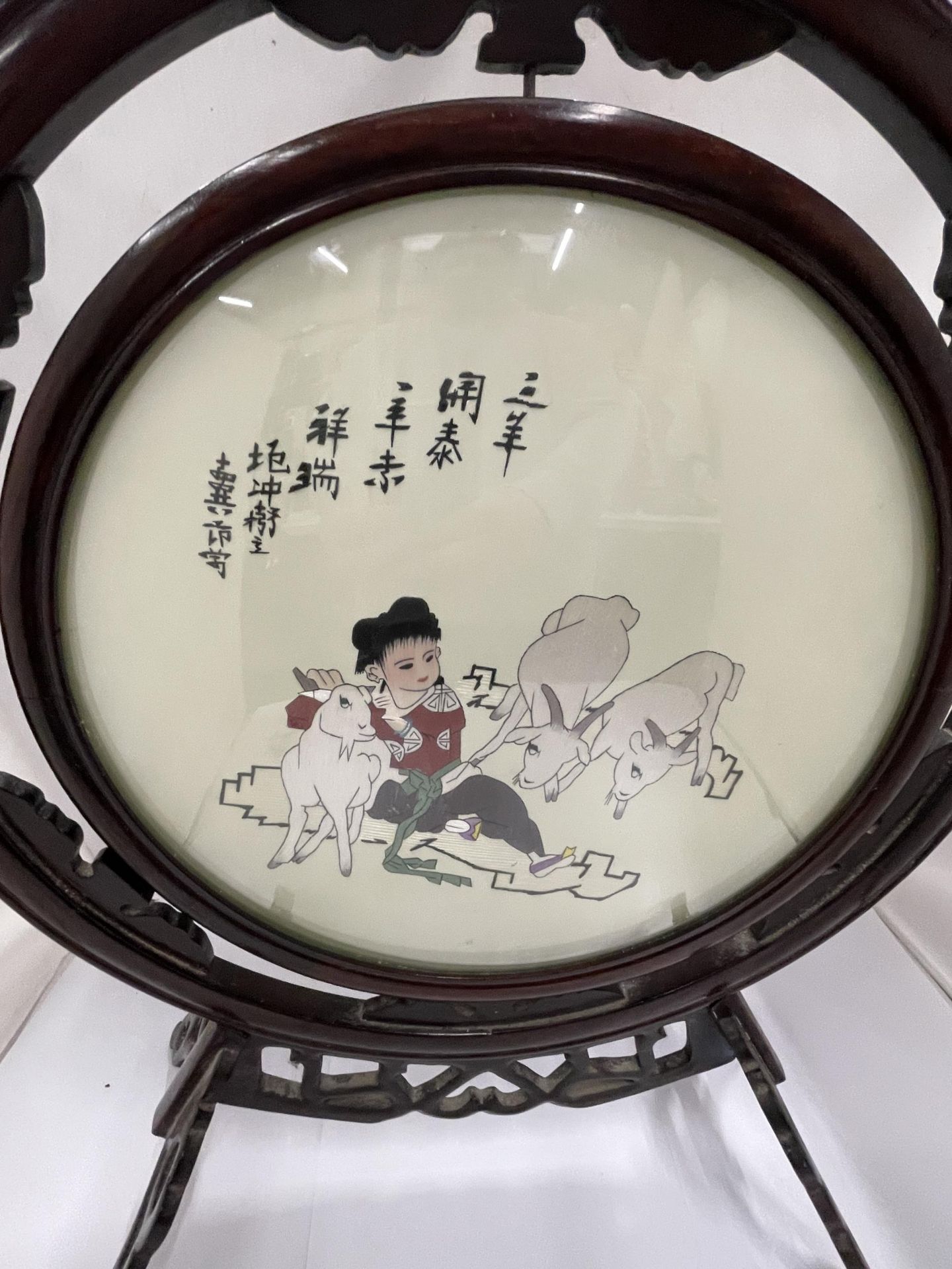 A CHINESE WOODEN FRAMED CIRCULAR PRINT OF A GIRL WITH GOATS - Bild 2 aus 5