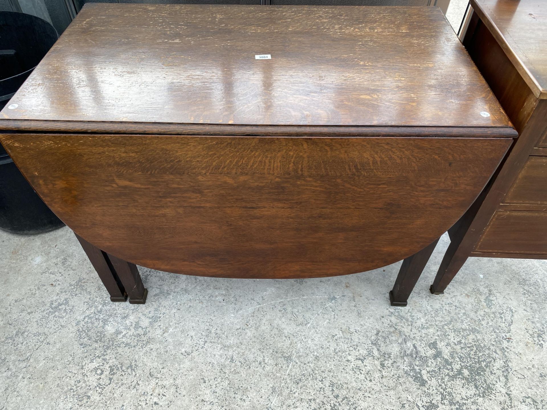 A MID 20TH CENTURY OAK DROP-LEAF DINING TABLE, 65 X 42" OPENED