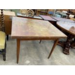 A MID 20TH CENTURY DRAW-LEAF DINING TABLE