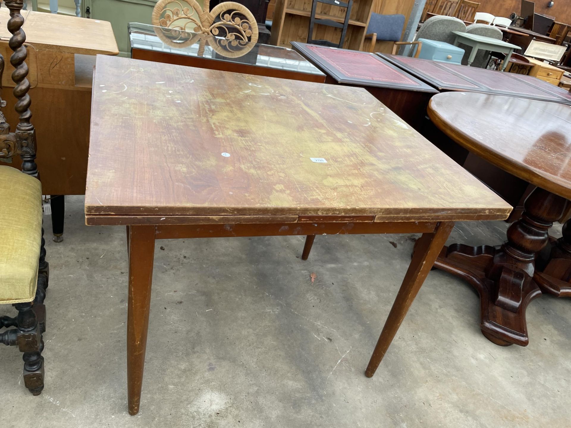 A MID 20TH CENTURY DRAW-LEAF DINING TABLE