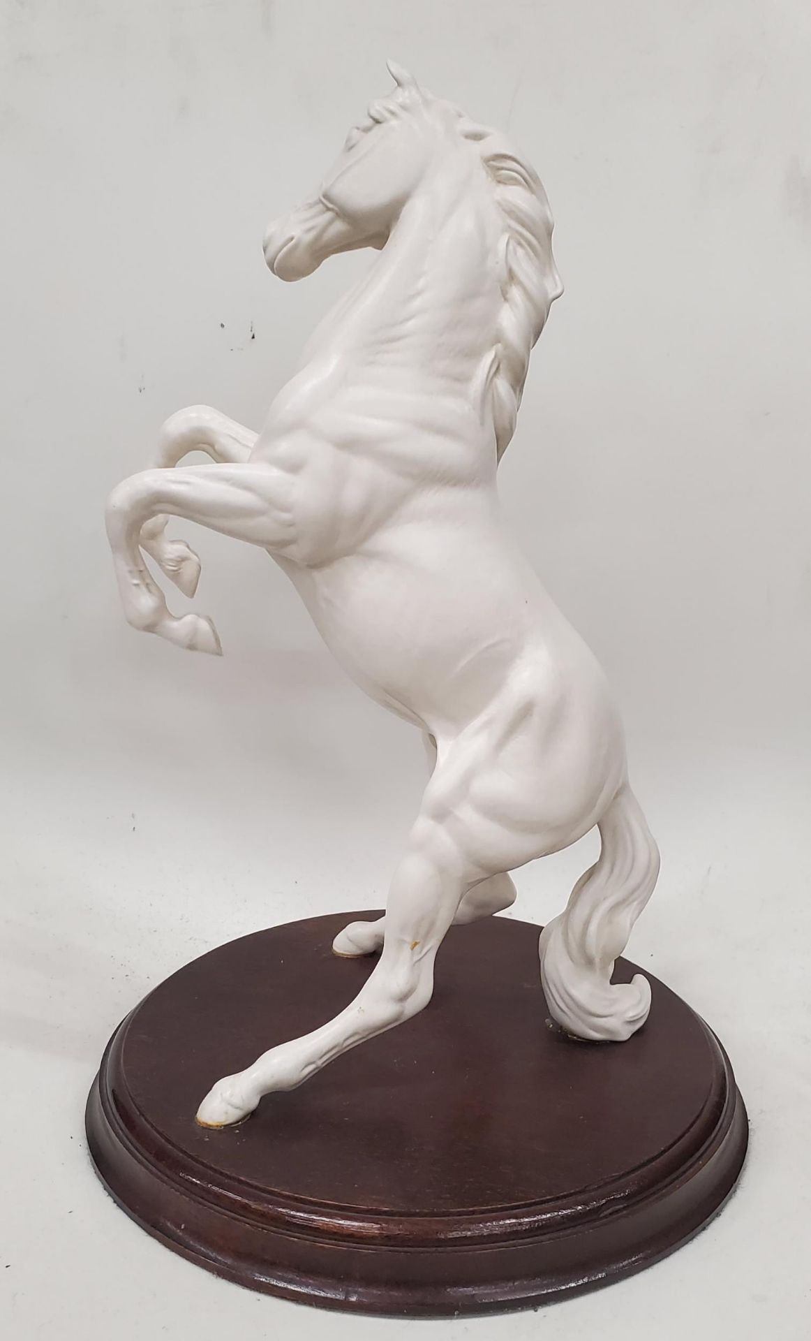 A BESWICK/DOULTON REARING WHITE HORSE ON A WOODEN PLINTH, HEIGHT 30CM - Image 2 of 2