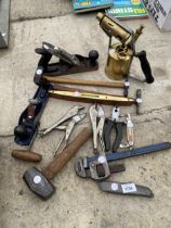 AN ASSORTMENT OF HAND TOOLS TO INCLUDE A WOOD PLANE, HAMMERS AND MOLE GRIPS ETC