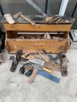 A VINTAGE WOODEN JOINERS CHEST TO INCLUDE AN ASSORTMENT OF TOOLS TO INCLUDE HAMMERS AND WOOD