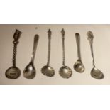 A COLLECTION OF SIX ASSORTED HALLMARKED SILVER SALT SPOONS TO INCLUDE A PAIR OF APOSTLED EXAMPLES,