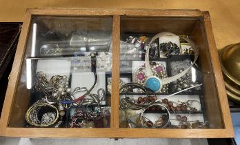 A TABLE TOP DISPLAY CABINET WITH ASSORTED COSTUME JEWELLERY ETC