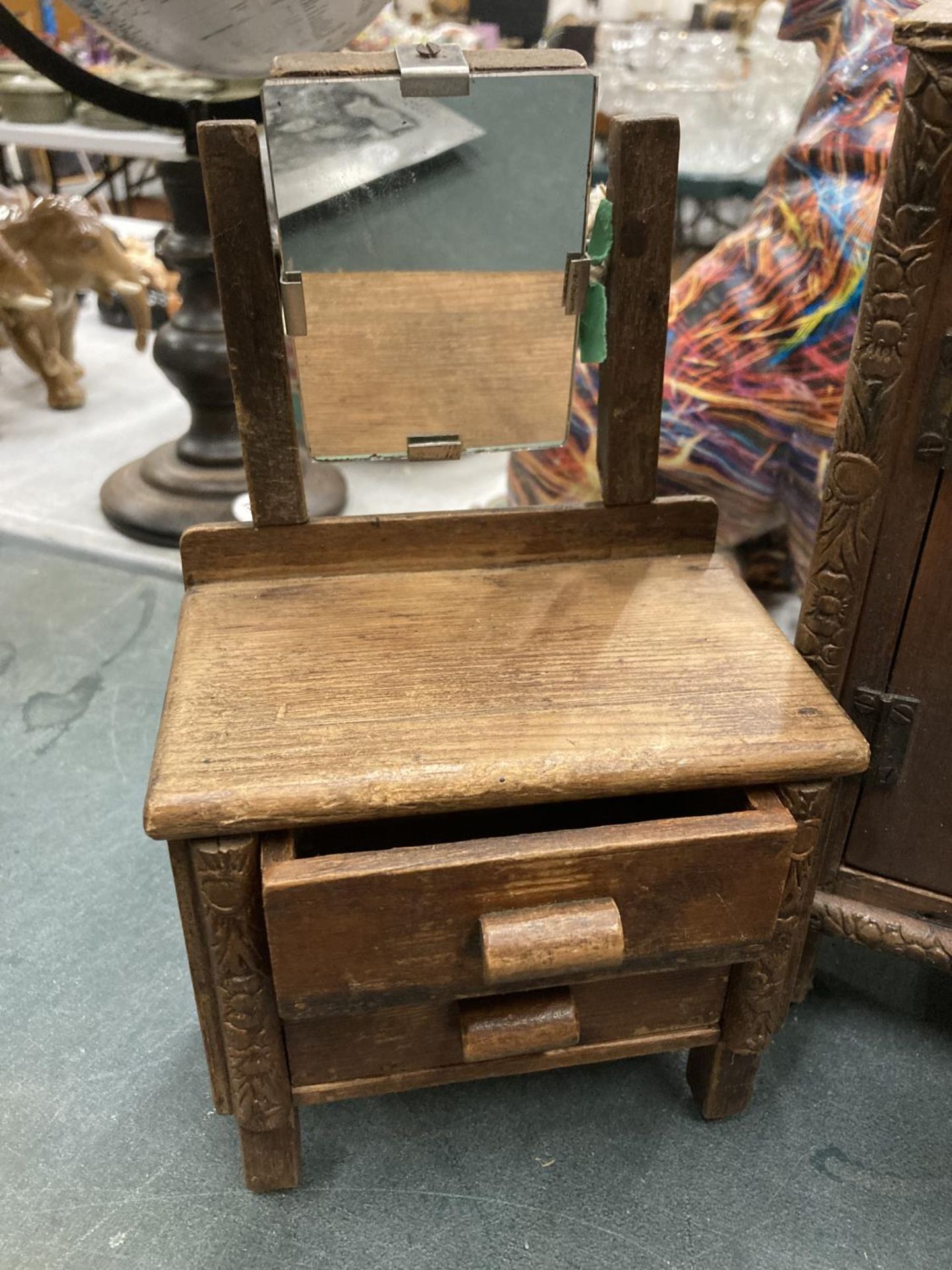 THREE PIECES OF MINIATURE MAHOGANY FURNITURE TO INCLUDE A WARDROBE, DRESSING TABLE WITH MIRROR AND A - Image 2 of 4