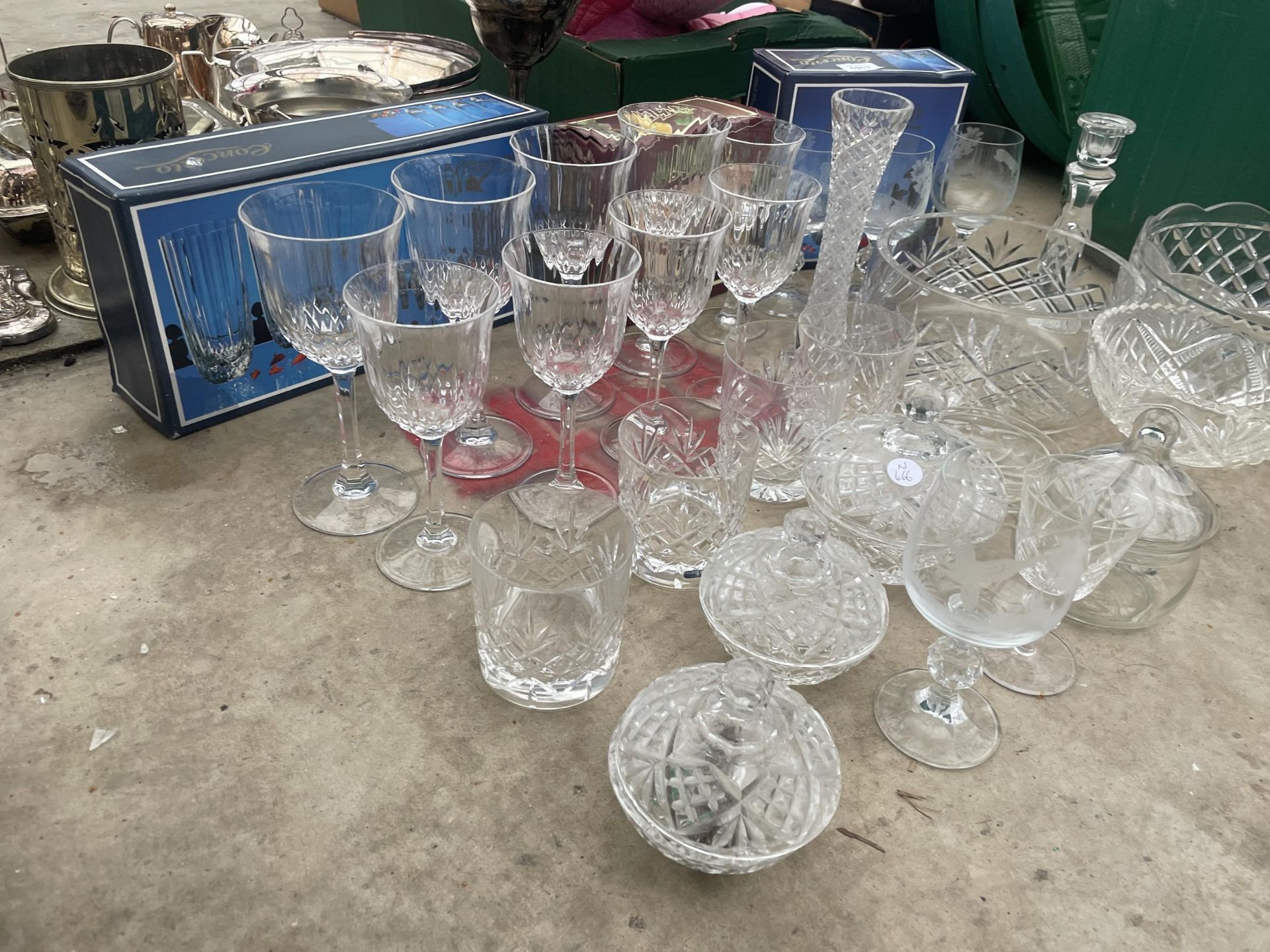 AN ASSORTMENT OF GLASS WARE TO INCLUDE CUT GLASS WINE GLASSES, BOWLS AND TRINKET DISHES ETC - Image 2 of 2