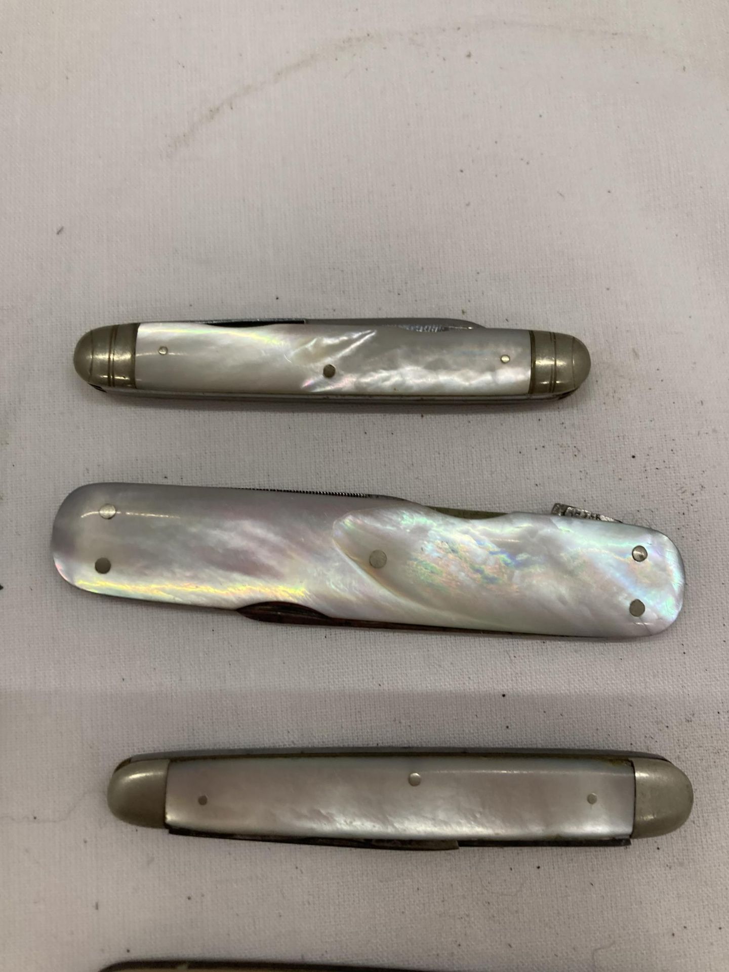 FIVE MOTHER OF PEARL PEN KNIVES TO INCLUDE ONE SILVER