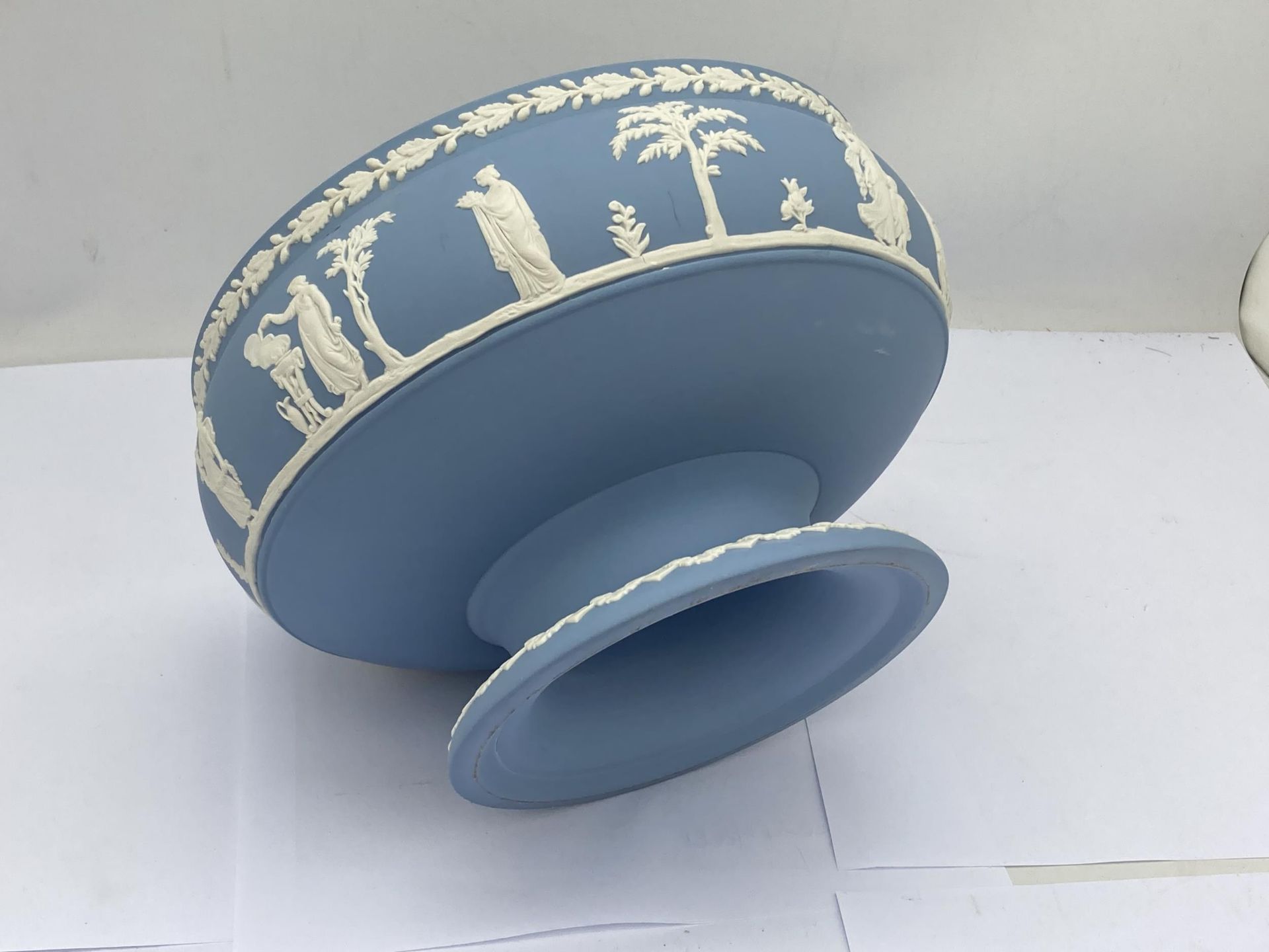 A WEDGWOOD PALE BLUE JASPERWARE PEDESTAL BOWL - Image 3 of 3