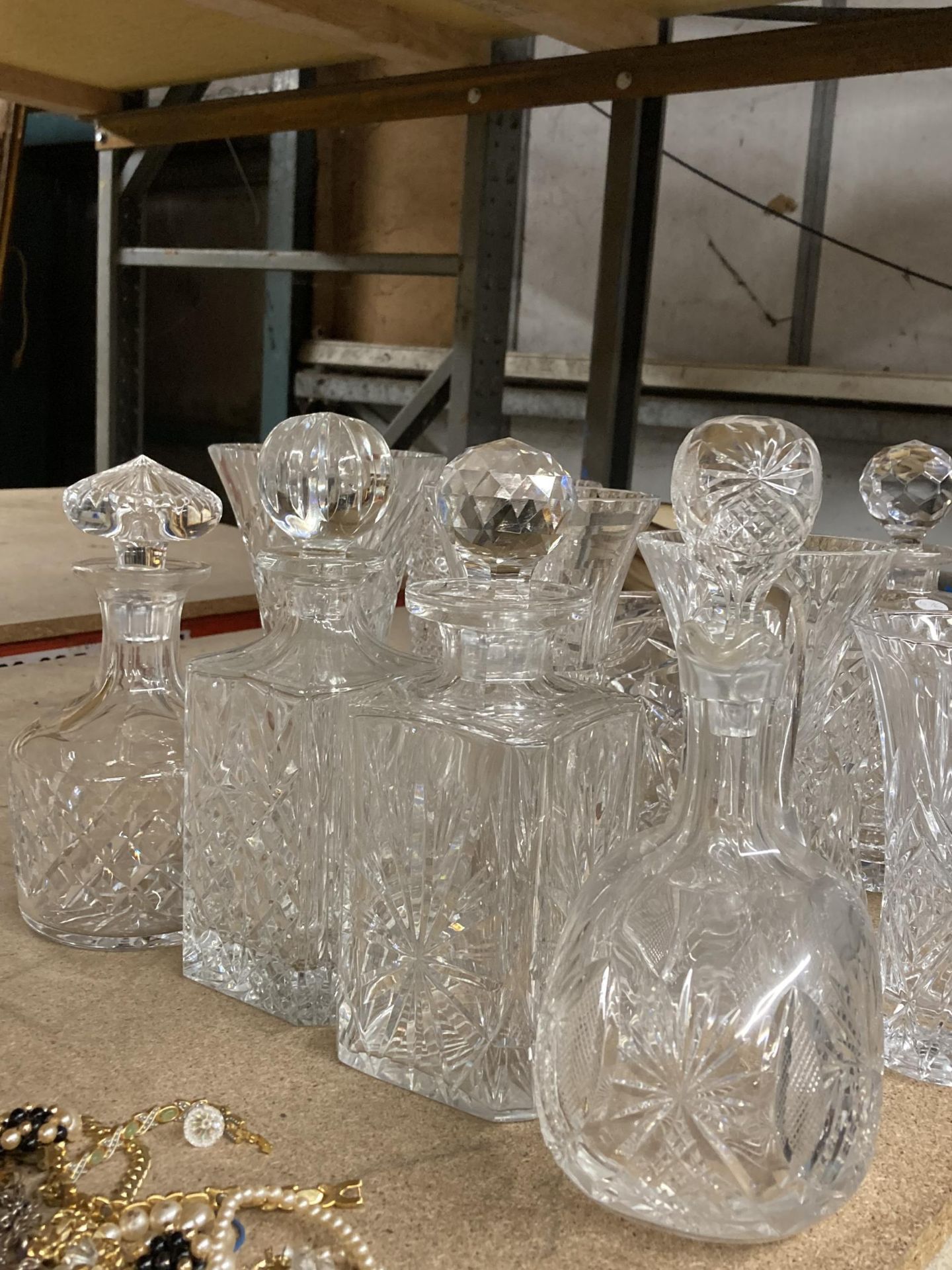 A MIXED LOT OF CUT GLASSWARE TO INCLUDE DECANTERS ETC - Bild 2 aus 4