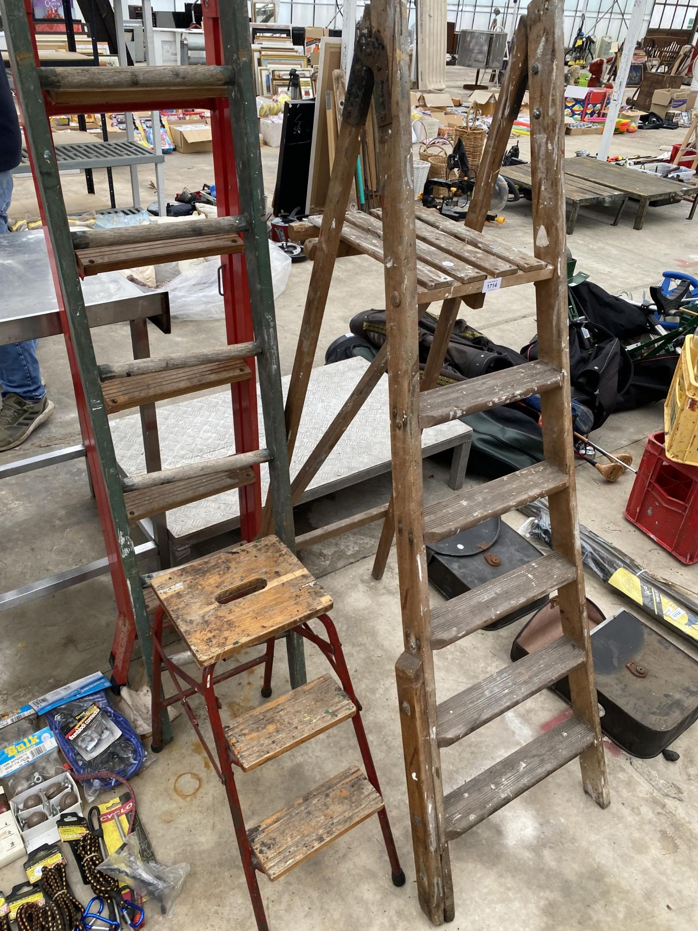 AN ASSORTMENT OF LADDERS TO INCLUDE A KITCHEN STEP STOOL AND A FIVE RUNG VINTAGE WOODEN STEP - Image 2 of 3