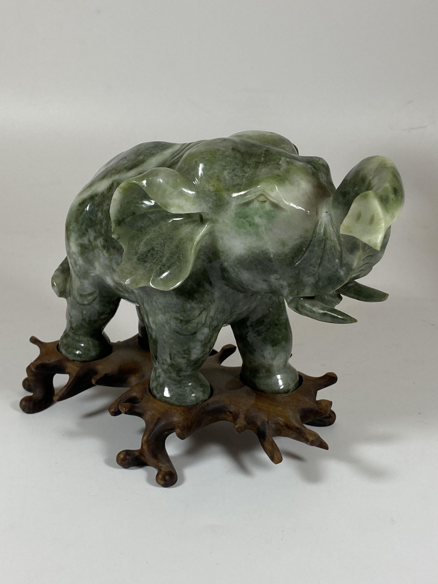 A PAIR OF GREAT QUALITY ORIENTAL CHINESE JADE JADEITE HARDSTONE ELEPHANTS ON CARVED WOODEN BASES, - Bild 3 aus 18