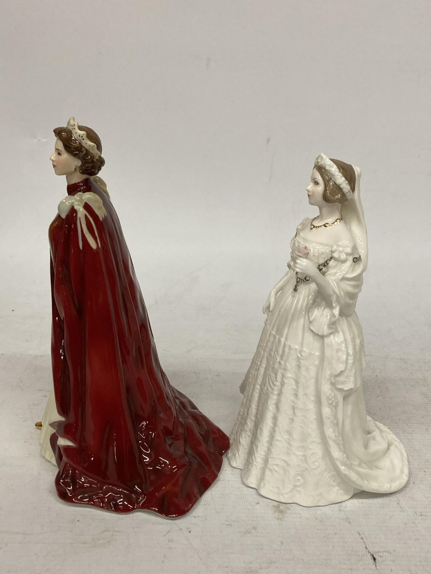 TWO QUEEN FIGURES - ROYAL WORCESTER QUEEN'S 80TH BIRTHDAY 2006 AND COALPORT QUEEN VICTORIA 150TH - Image 2 of 4