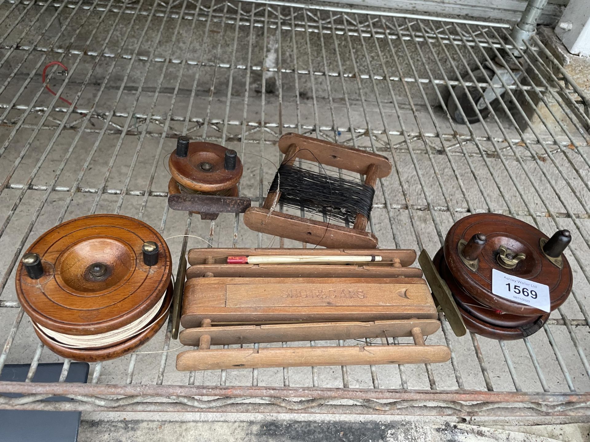 AN ASSORTMENT OF VINTAGE FISHING TACKLE TO INCLUDE THREE FLY FISHING REELS ETC