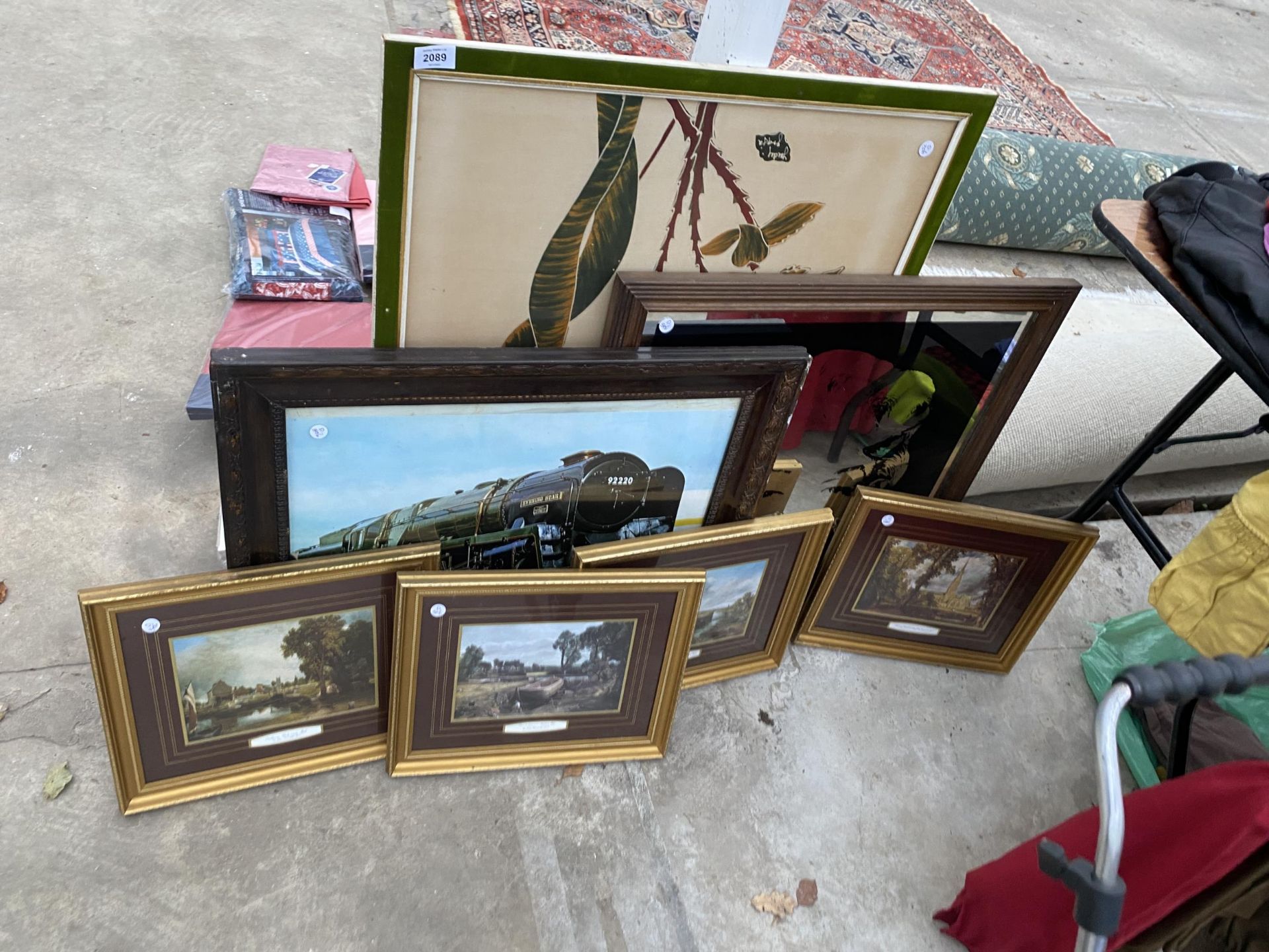 AN ASSORTMENT OF FRAMED PRINTS AND PICTURES