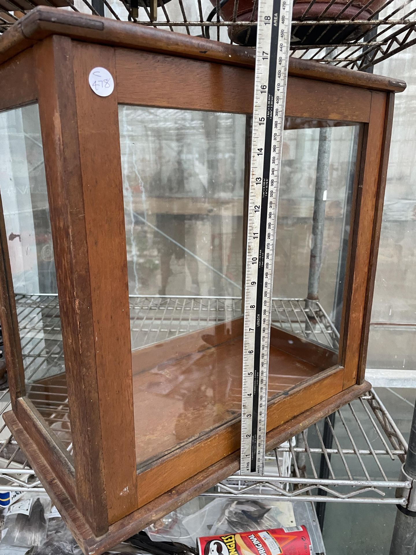 A VINTAGE OAK AND GLASS DISPLAY CABINET - Image 3 of 7