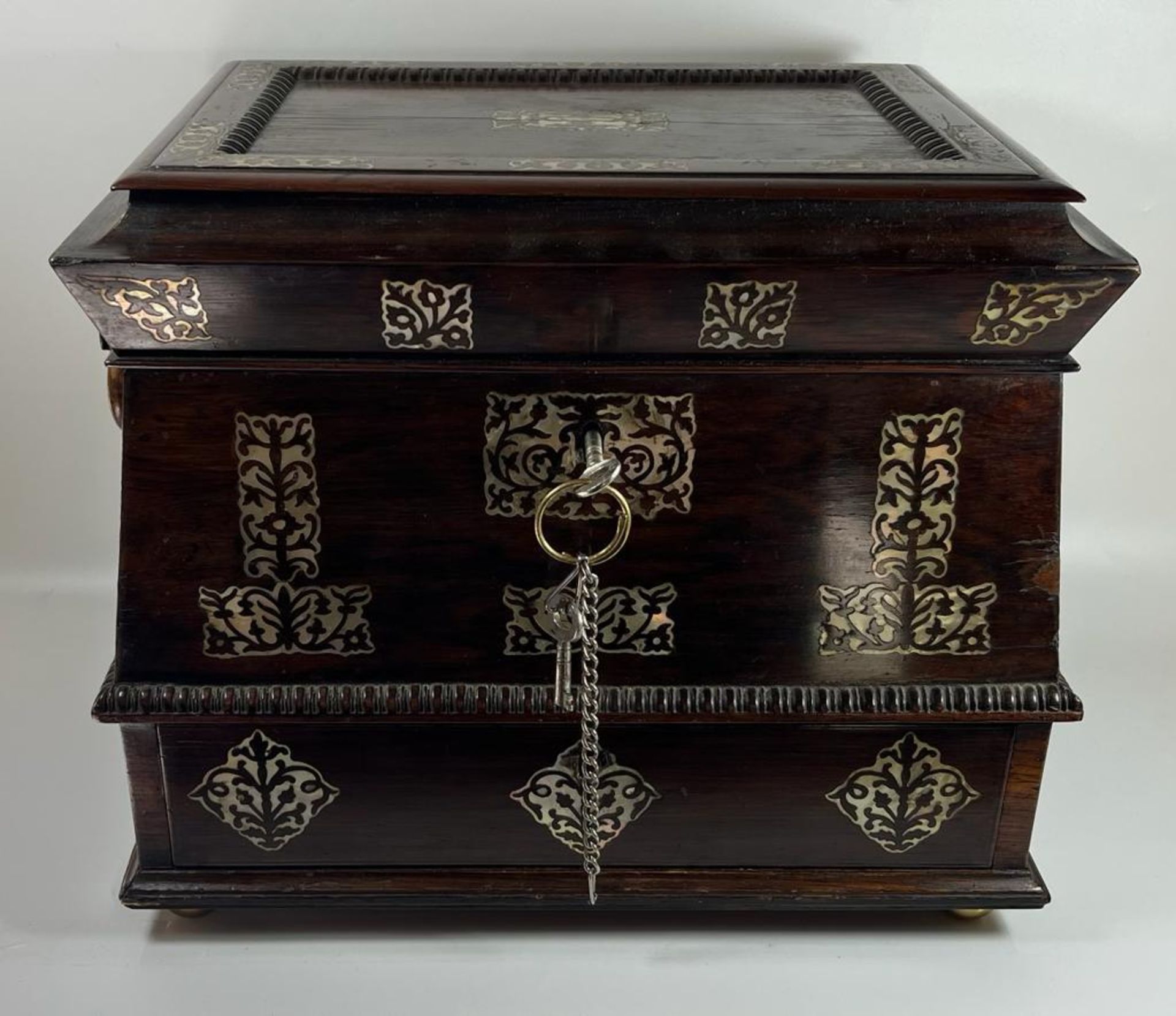 AN ANTIQUE 19TH CENTURY ROSEWOOD AND MOTHER OF PEARL INLAID JEWELLERY BOX WITH LIFT UP TOP SECTION - Image 6 of 8