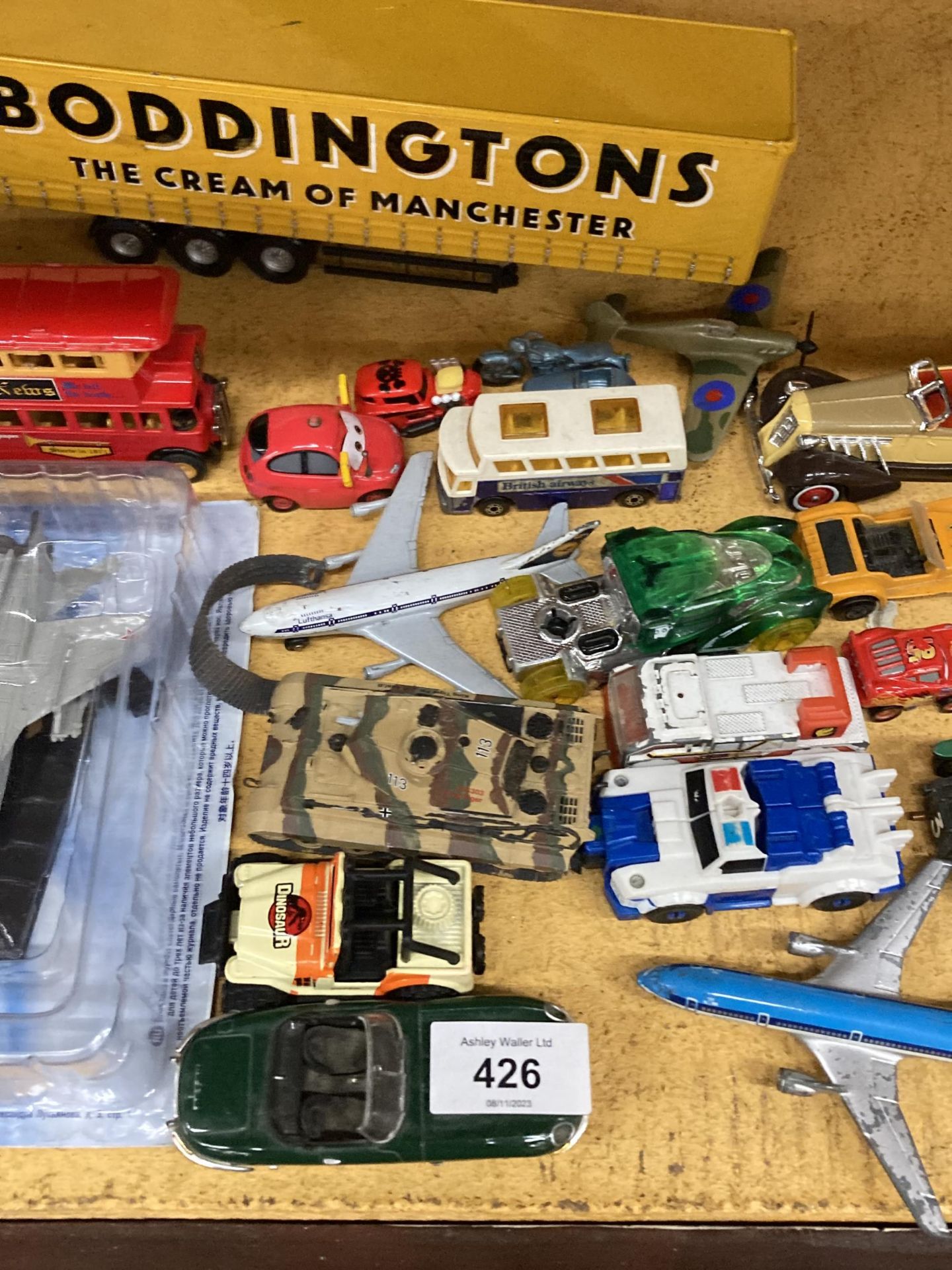 A COLLECTION OF DIE-CAST MILITARY AND OTHER VEHICLES, TO INCLUDE CORGI, LESNEY, ETC - Image 3 of 4