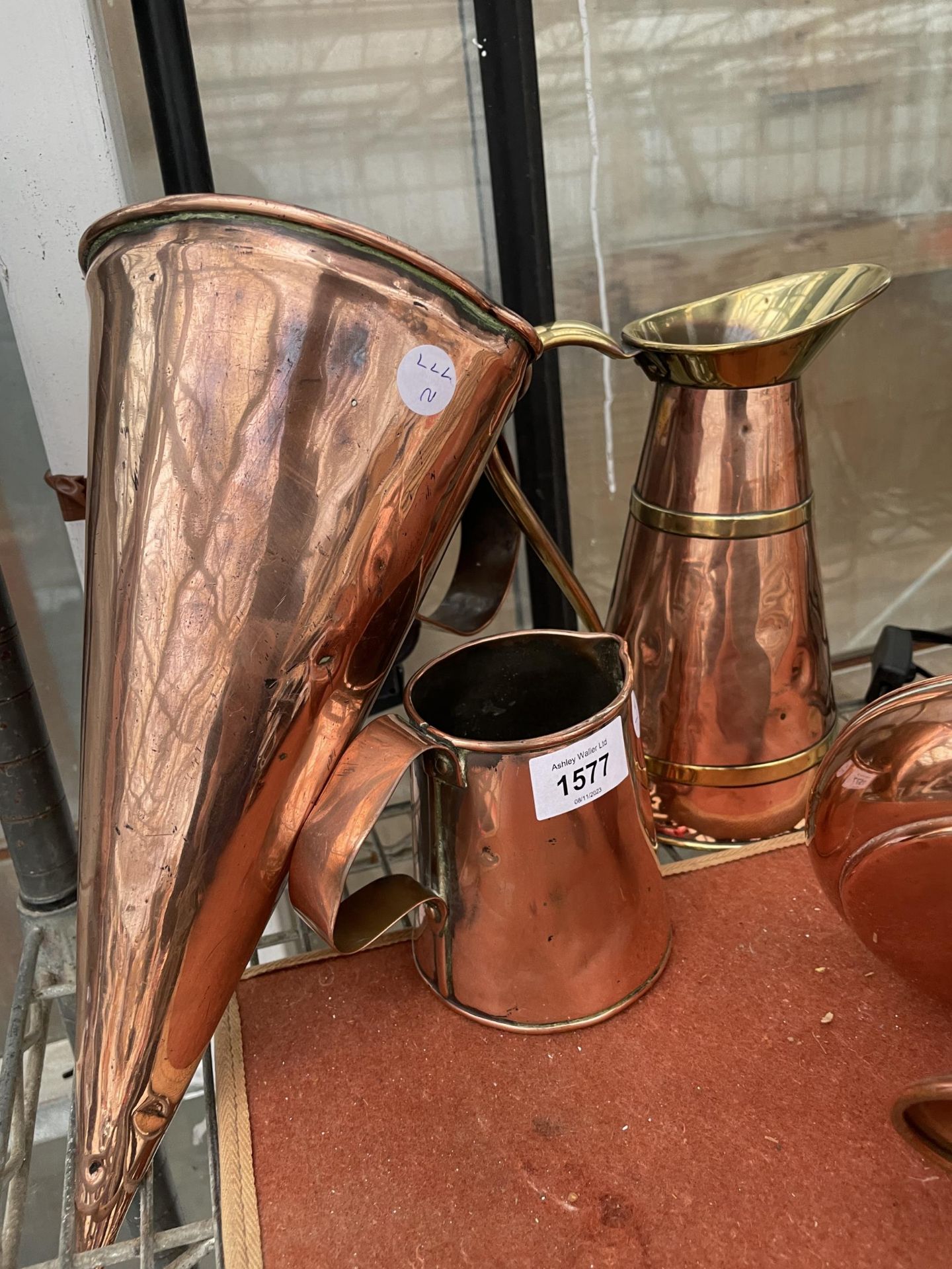 AN ASSORTMENT OF COPPER ITEMS TO INCLUDE THREE VARIOUS JUGS AND A BOWL ETC - Bild 2 aus 5
