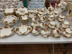 A LARGE 100+ PIECE ROYAL ALBERT 'OLD COUNTRY ROSES' DINNER AND TEA SERVICE COMPRISING COFFEE POT,