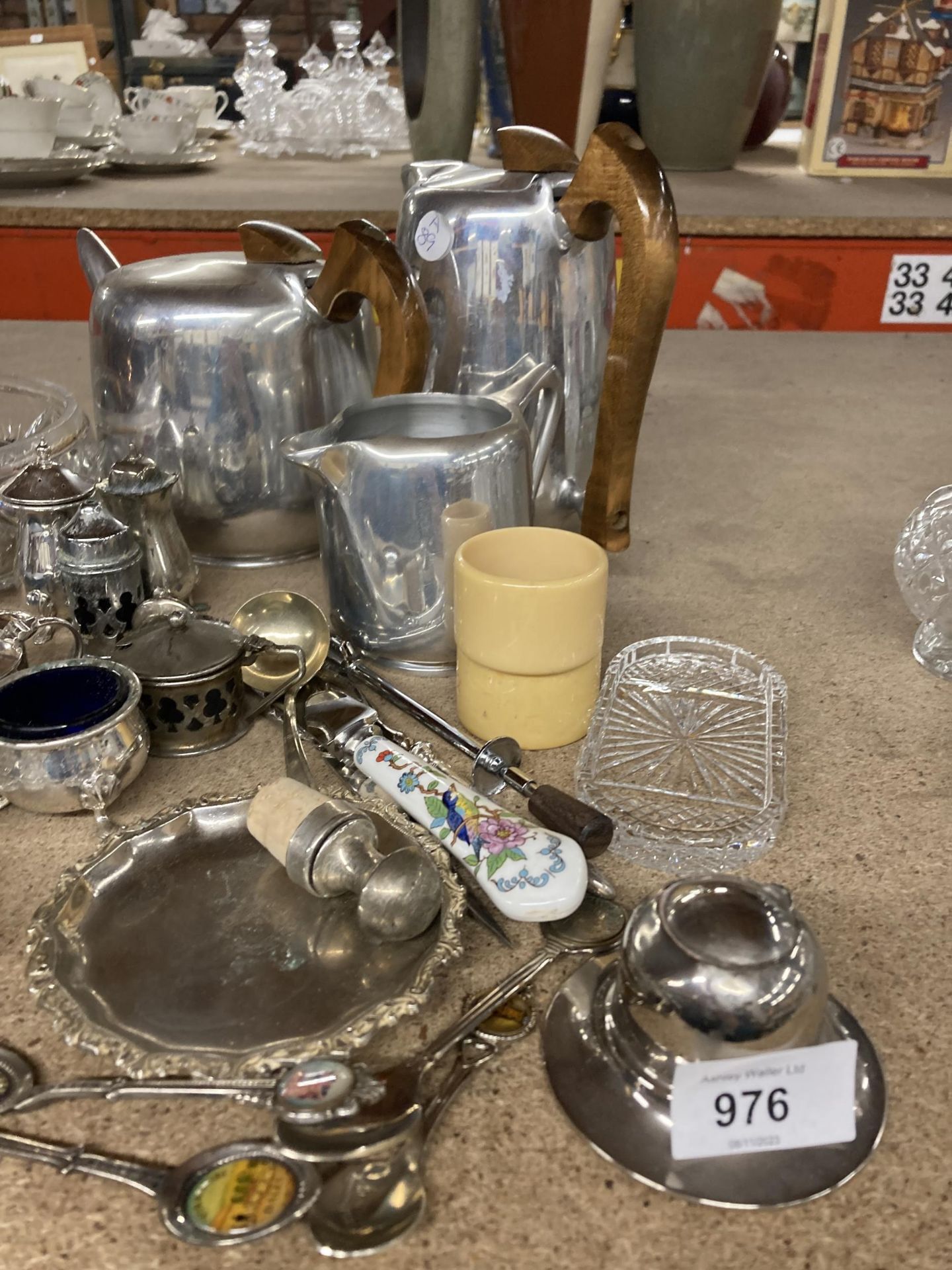A MIXED VINTAGE LOT TO INCLUDE A PICQUOT WARE TEASET, NAPKIN RINGS, FLATWARE, SILVER PLATED - Image 2 of 4