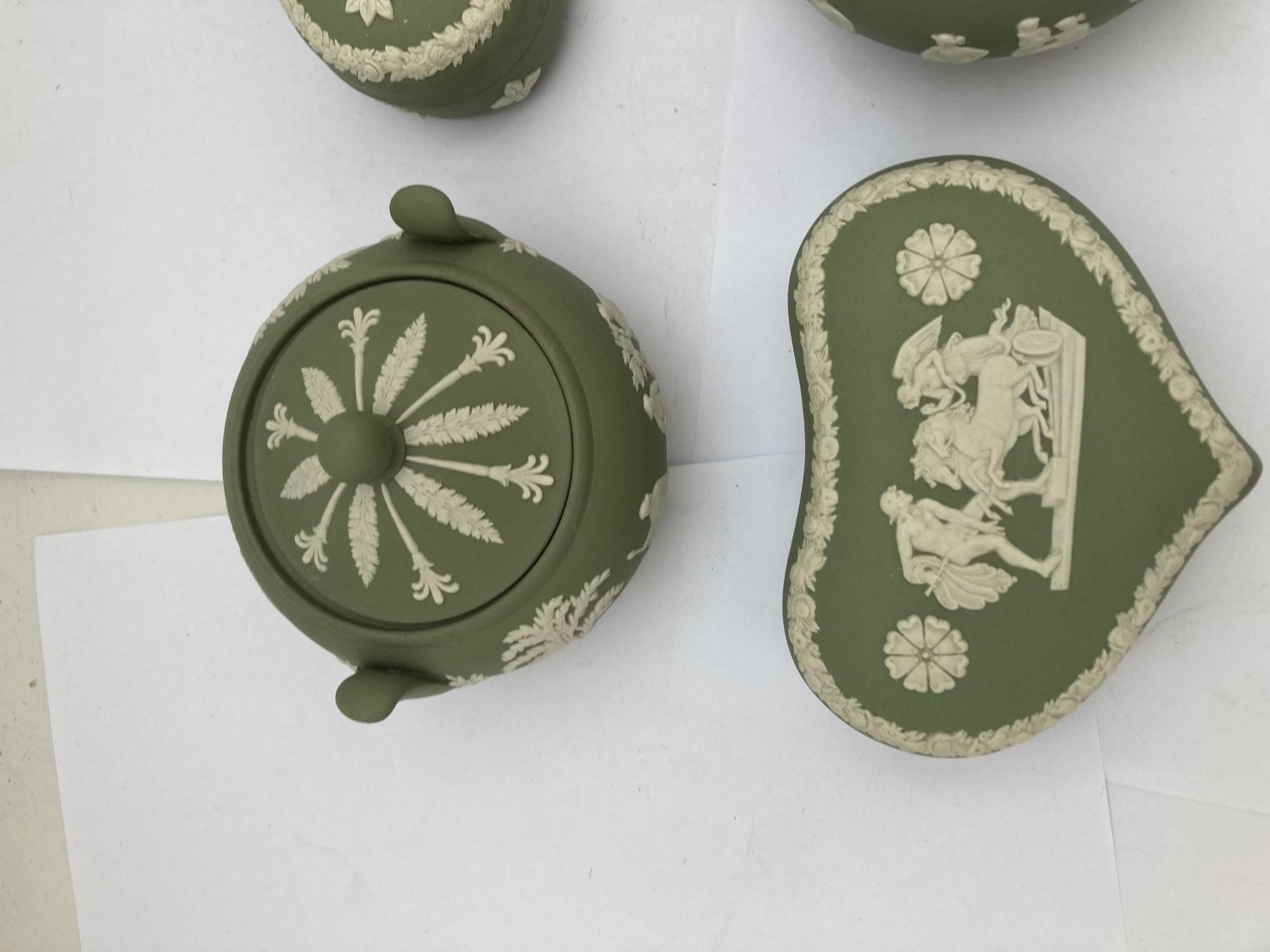 A GROUP OF FOUR WEDGWOOD GREEN JASPERWARE LIDDED ITEMS TO INCLUDE PAIR OF SUGAR BOWLS ETC - Image 3 of 3