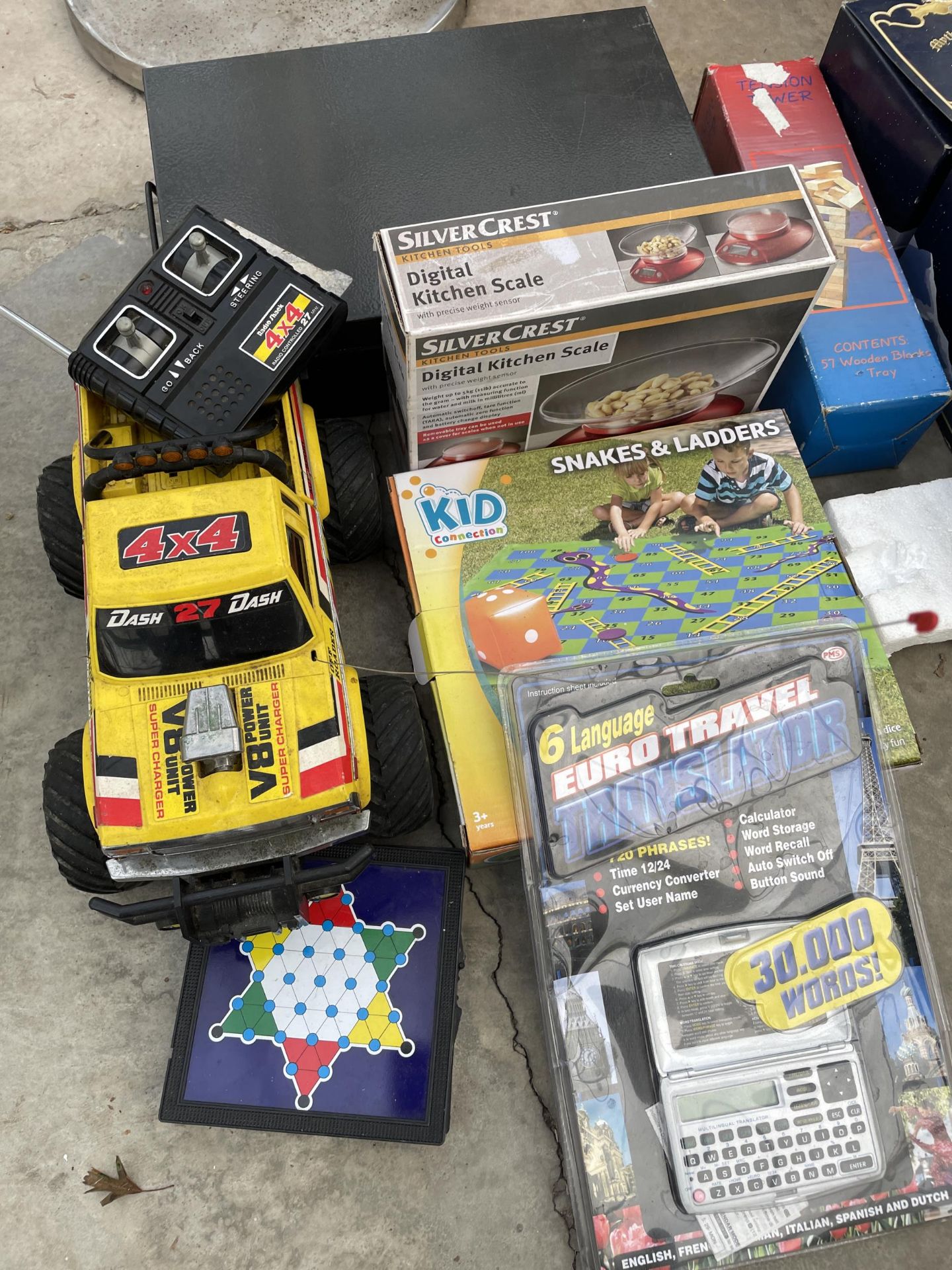 AN ASSORTMENT OF ITEMS TO INCLUDE A BADMINTON SET AND A REMOTE CONTROLL CAR ETC - Image 2 of 3