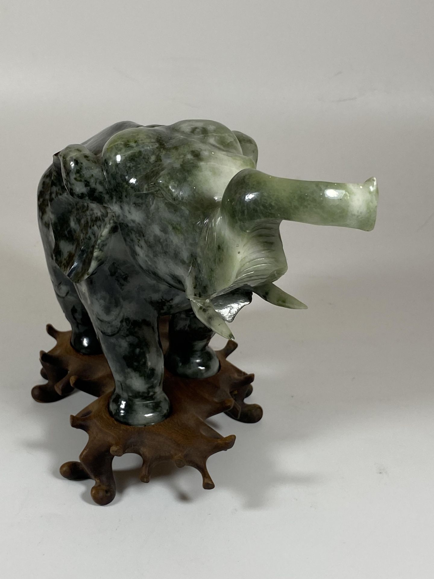 A PAIR OF GREAT QUALITY ORIENTAL CHINESE JADE JADEITE HARDSTONE ELEPHANTS ON CARVED WOODEN BASES, - Bild 10 aus 18