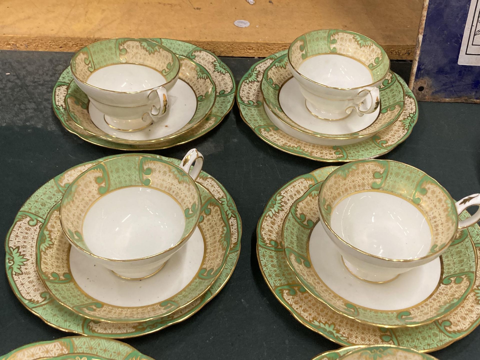 A VINTAGE JENNERS PART CHINA TEASET TO INCLUDE A CREAM JUG, CUPS, SAUCERS AND SIDE PLATES - Image 3 of 4