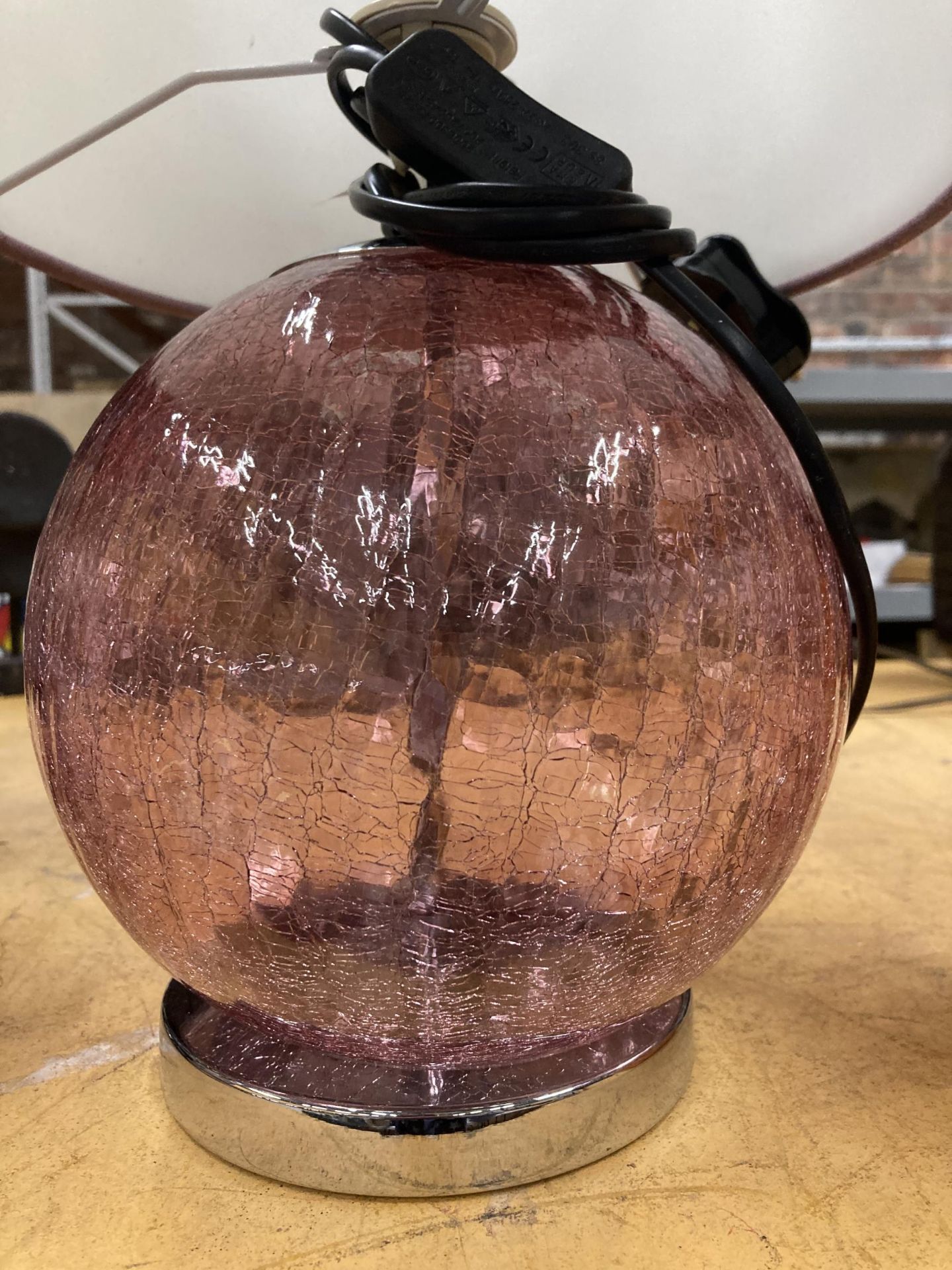 A CRACKLE GLASS LAMP IN PURPLE WITH SHADE - Bild 2 aus 2