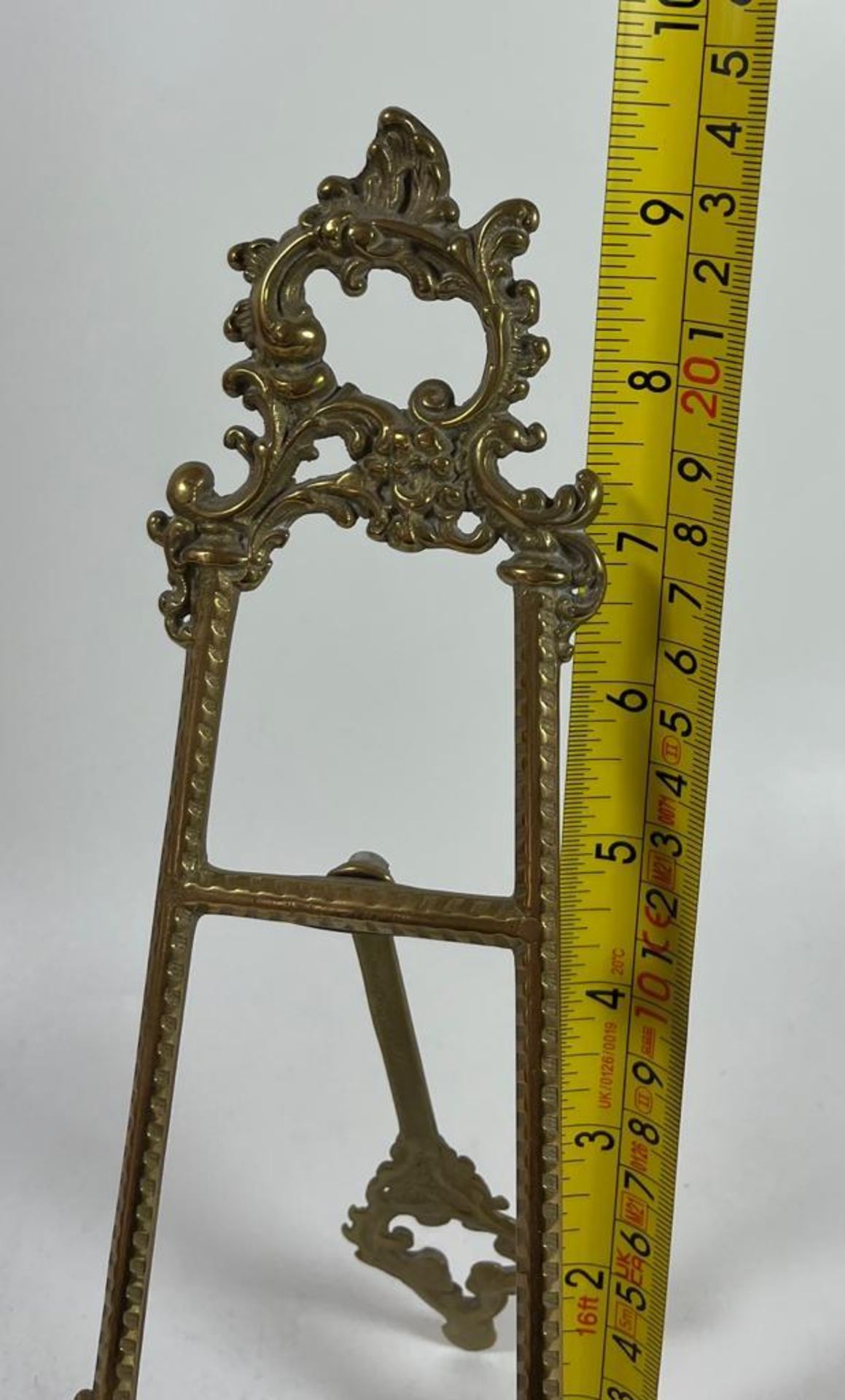 A VINTAGE BRASS TABLE TOP EASEL DISPLAY, HEIGHT 24 CM - Image 4 of 4