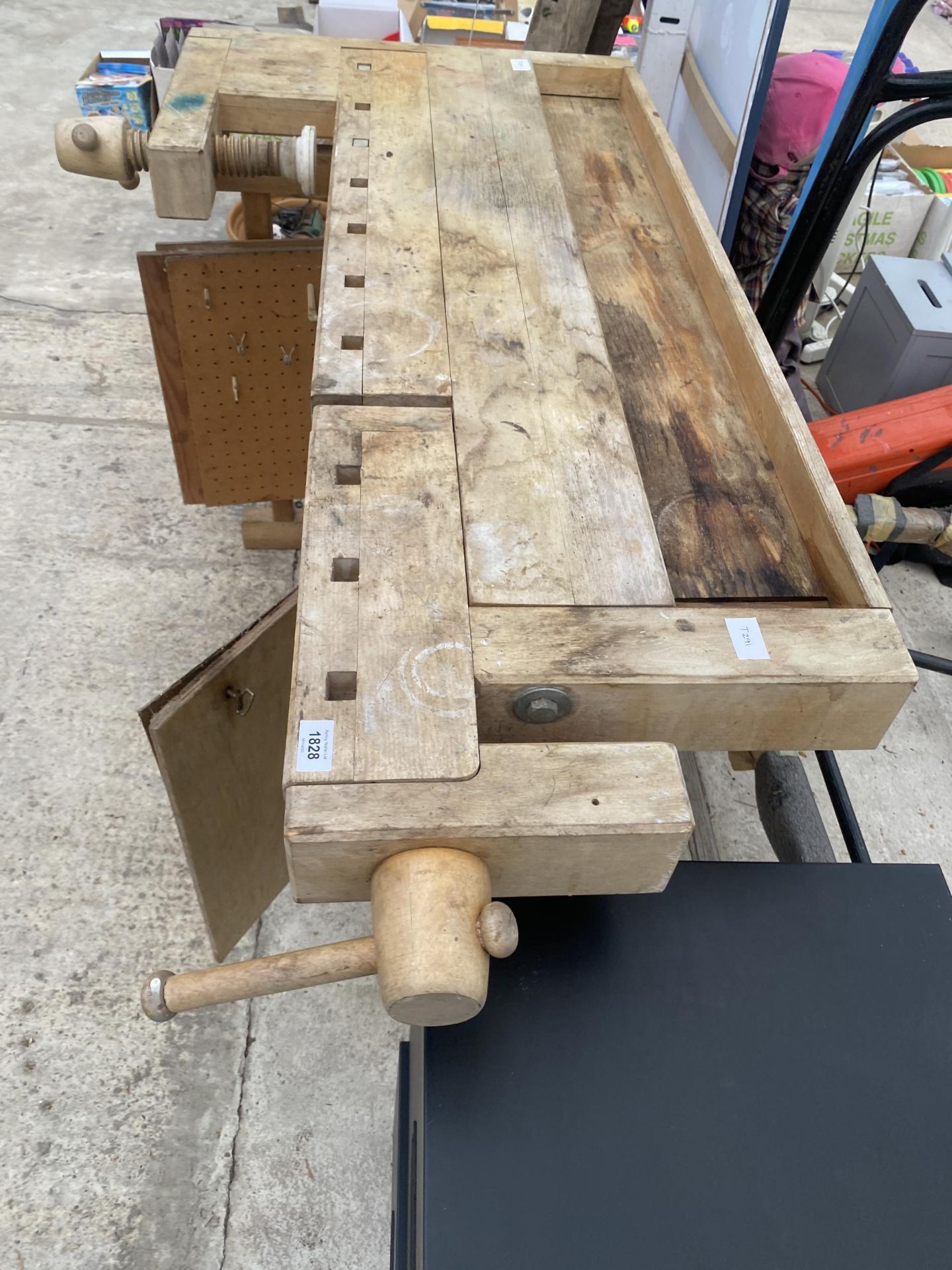 A SMALL WOODEN RJONERGS WORK BENCH WITH TWO LOWER CUPBOARDS AND TWO VICES - Bild 5 aus 5