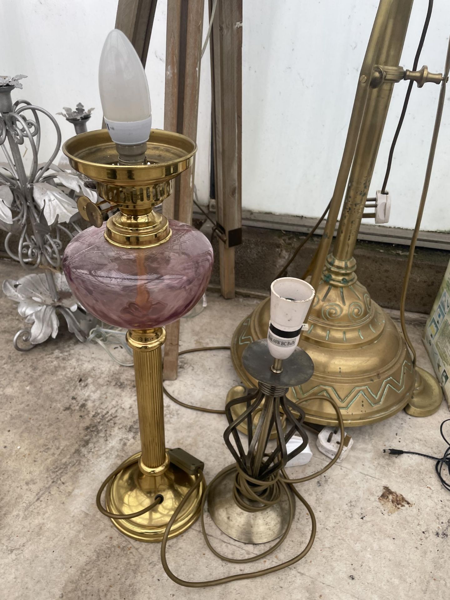 AN ASSORTMENT OF LAMPS AND LIGHT FITTINGS TO INCLUDE A TRIPOD SPOT LAMP AND A BRASS STANDARD LAMP - Bild 3 aus 4