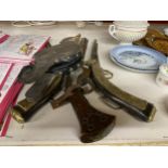 A GROUP OF THREE VINTAGE BRASS AND WOODEN DISPLAY GUNS, LEATHER POWDER FLASK AND BELLOWS