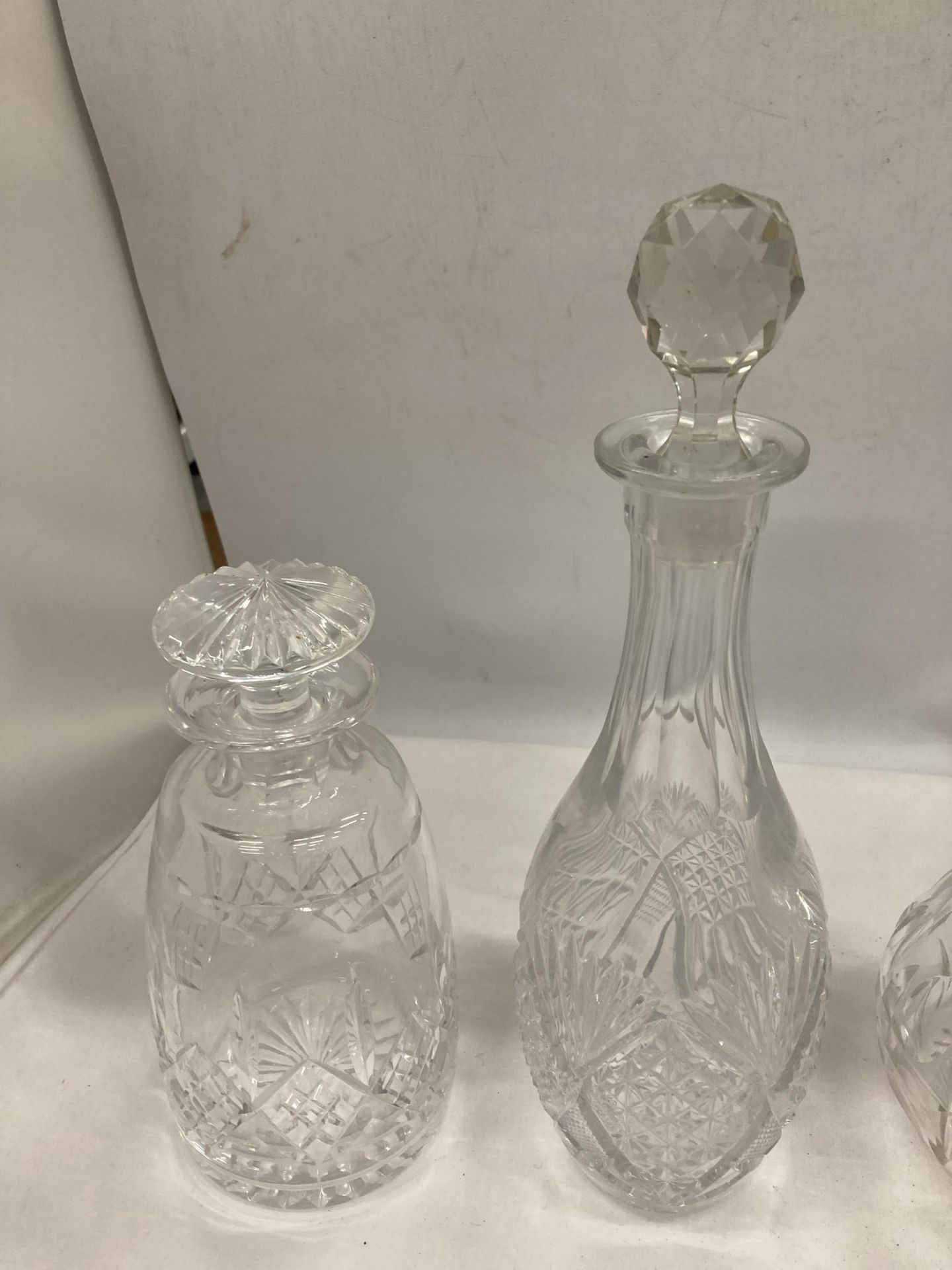 FOUR CUT GLASS DECANTERS OF VARYING SHAPES - Bild 2 aus 3