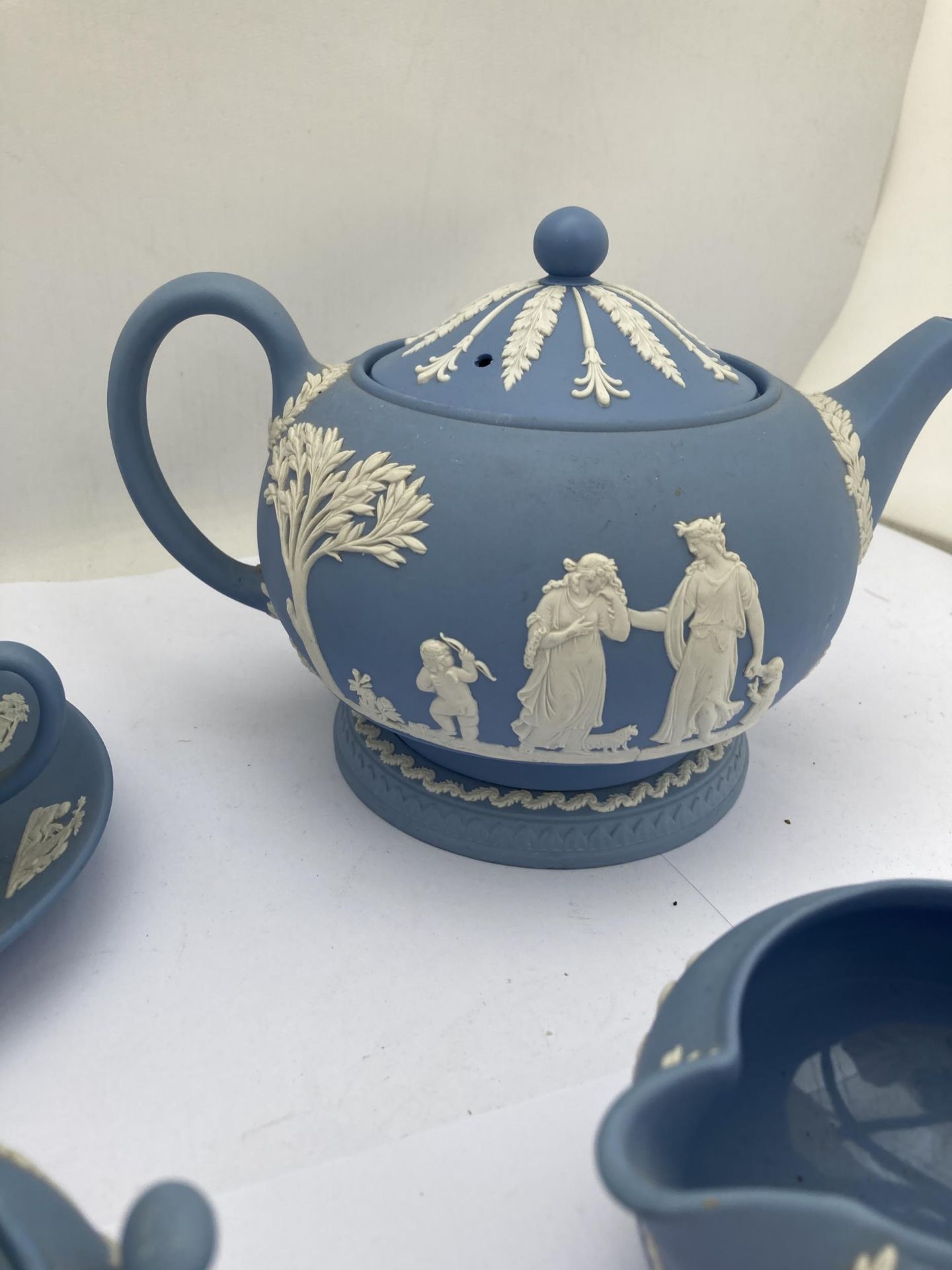 A WEDGWOOD PALE BLUE JASPERWARE TEA FOR ONE BACHELOR SET COMPRISING TEAPOT, SUGAR BOWL, CREAM JUG - Image 4 of 6