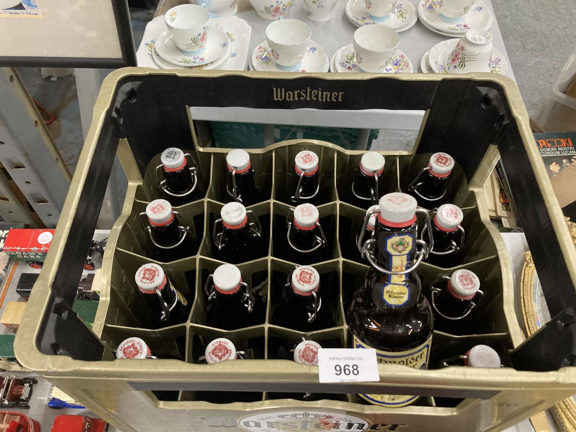 A PLASTIC CRATE OF RE-SEALABLE GERMAN BEER BOTTLES - Bild 2 aus 3