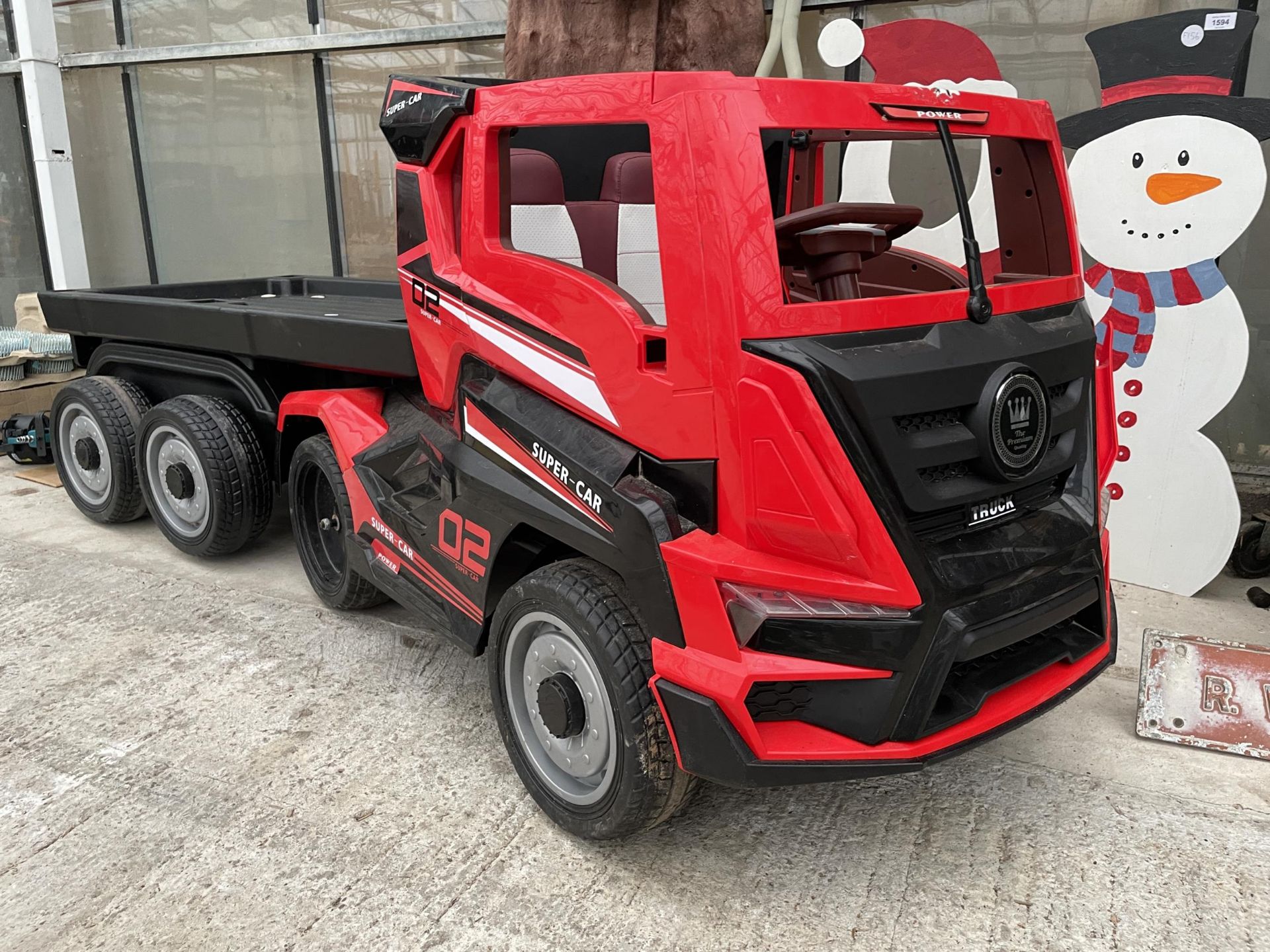 A 'SUPER CAR' BATTERY POWERED CHILDS RIDE ALONG BATTERY WAGON AND TRAILER COMPLETE WITH CHARGER, - Bild 2 aus 8