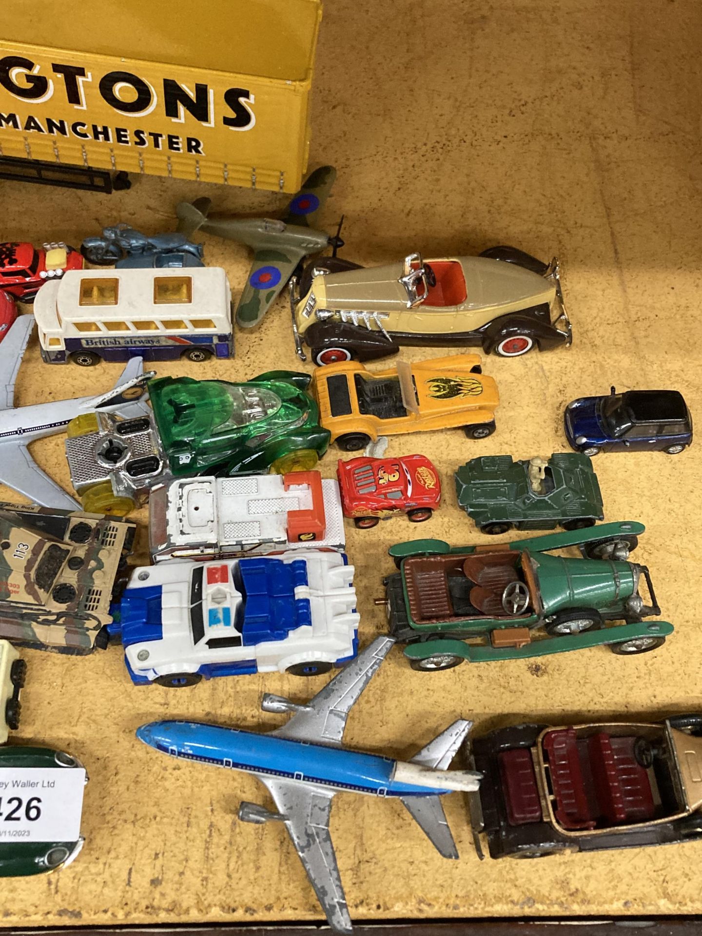A COLLECTION OF DIE-CAST MILITARY AND OTHER VEHICLES, TO INCLUDE CORGI, LESNEY, ETC - Image 2 of 4