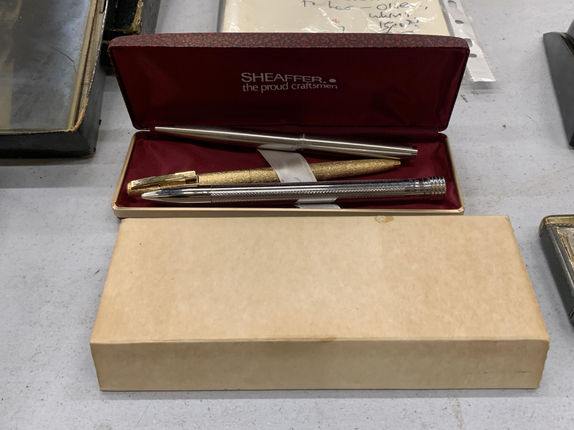A BOXED SHEAFFER PEN AND FURTHER PENS - Image 2 of 2