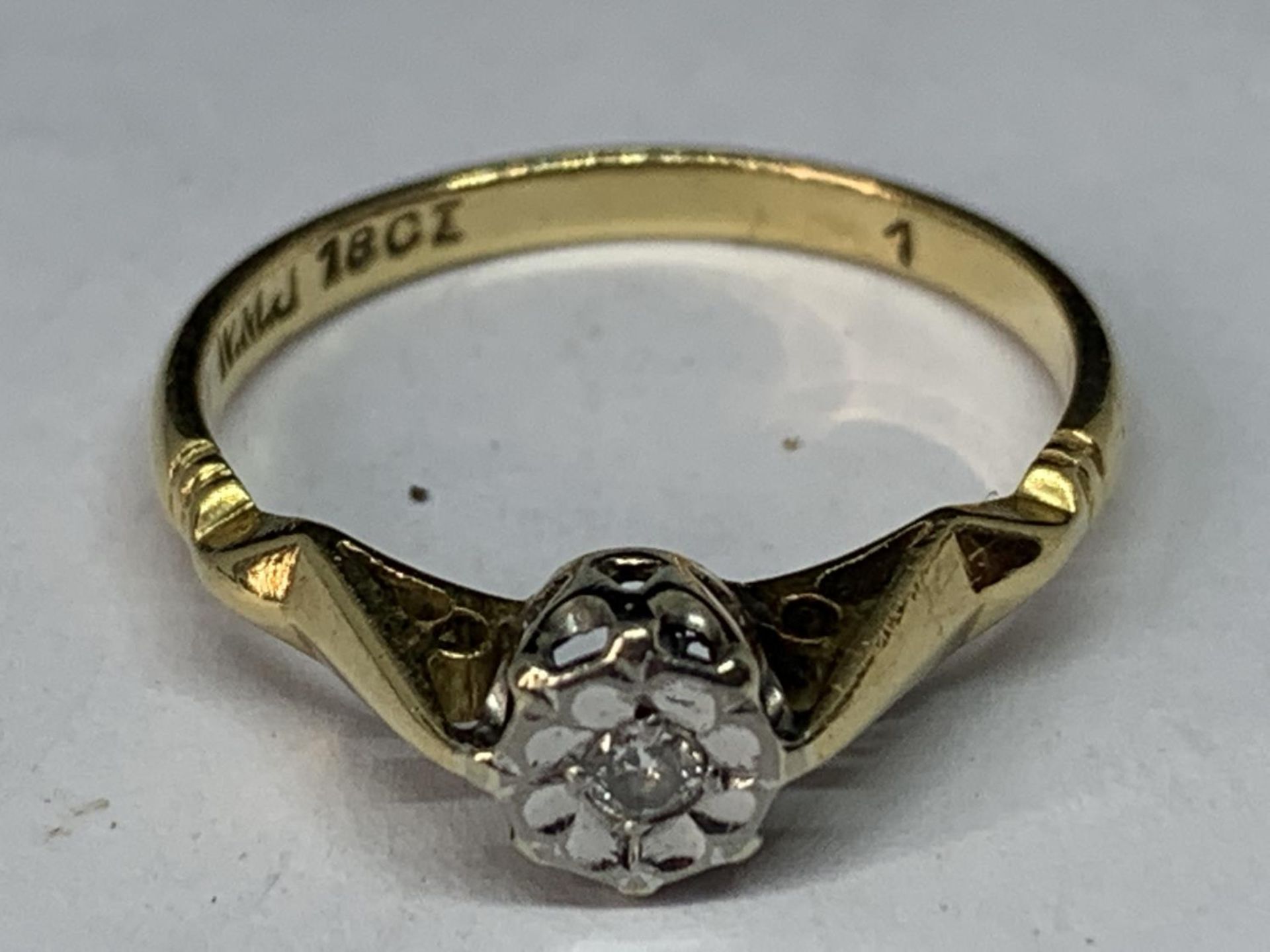 AN 18 CARAT GOLD RING WITH A SOLITAIRE DIAMOND SIZE O