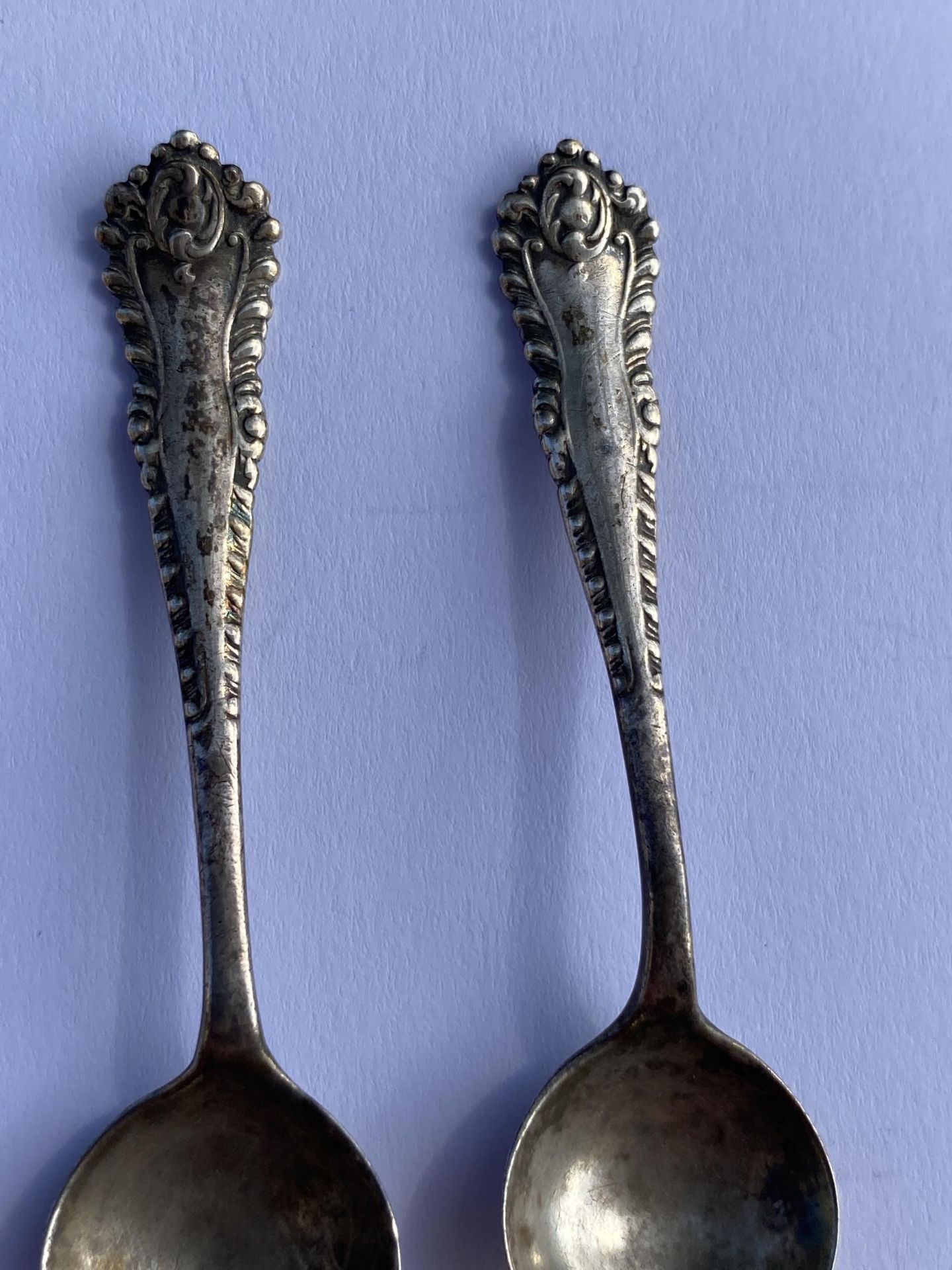 A PAIR OF VICTORIAN 1897 HALLMARKED SILVER OPEN SALT SPOONS, LENGTH 6.5 CM - Image 2 of 5