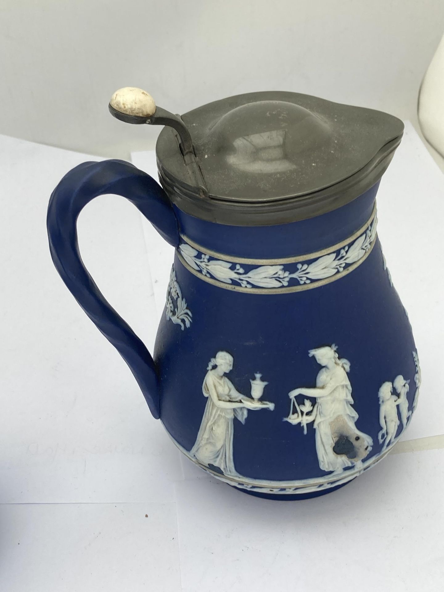 TWO JASPERWARE CLASSICAL JUGS TO INCLUDE A WEDGWOOD BLUE JASPER DIP JUG WITH PEWTER LID - Image 3 of 4