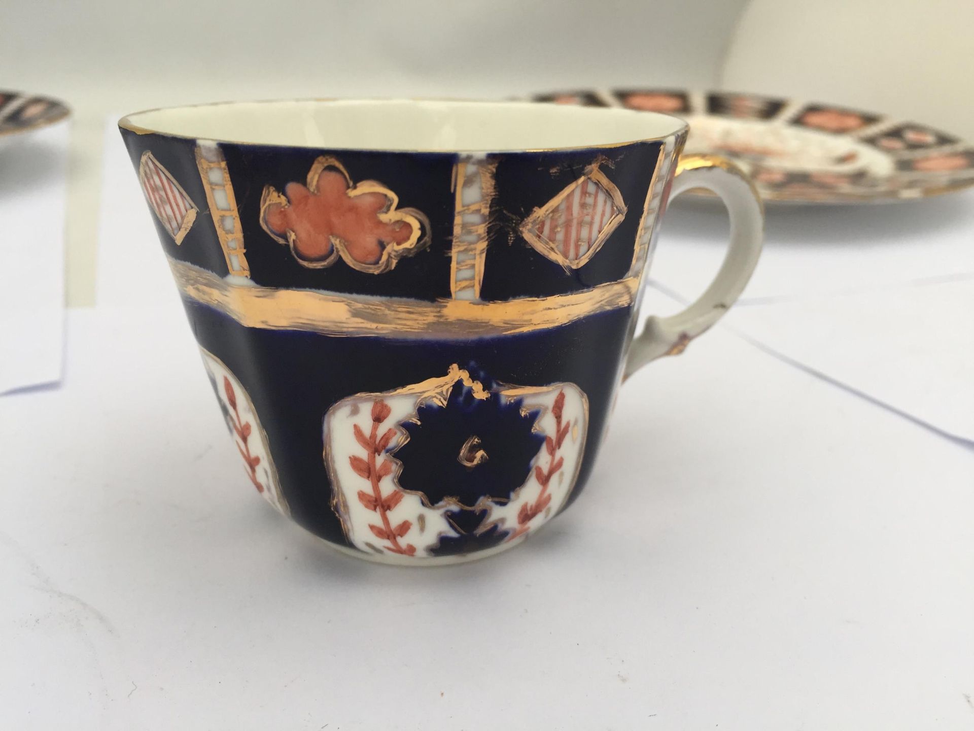 A VINTAGE DERBY STYLE IMARI PATTERN CUP SAUCER AND SIDE PLATE TRIO - Image 5 of 6