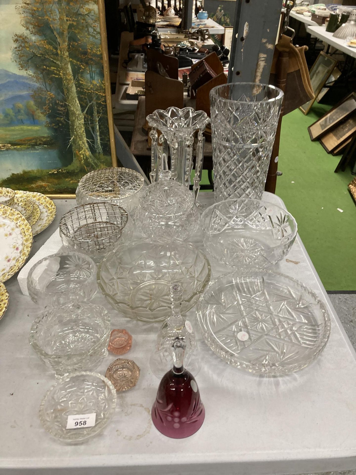A LARGE QUANTITY OF GLASSWARE TO INCLUDE ROSE BOWLS, A CENTREPIECE VASE WITH CRYSTAL DROPLETS,