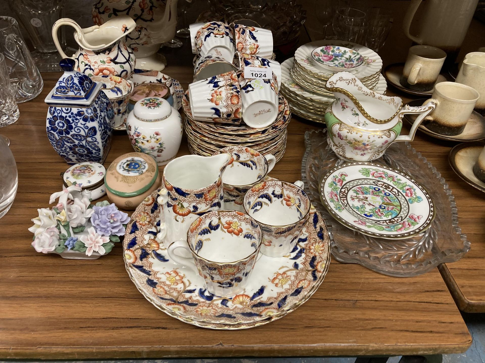 A MIXED GROUP OF CERAMICS TO INCLUDE 19TH CENTURY TEAPOT, EDWARDIAN PART TEA SET ETC - Image 2 of 6