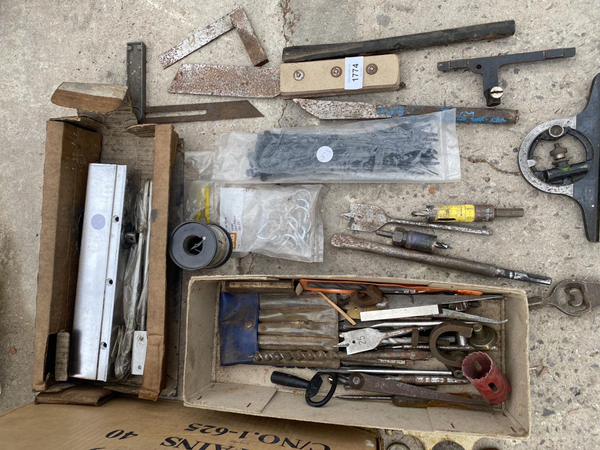 AN ASSORTMENT OF TOOLS TO INCLUDE CALIPERS, DRILL BITS AND CHISELS ETC - Bild 2 aus 4